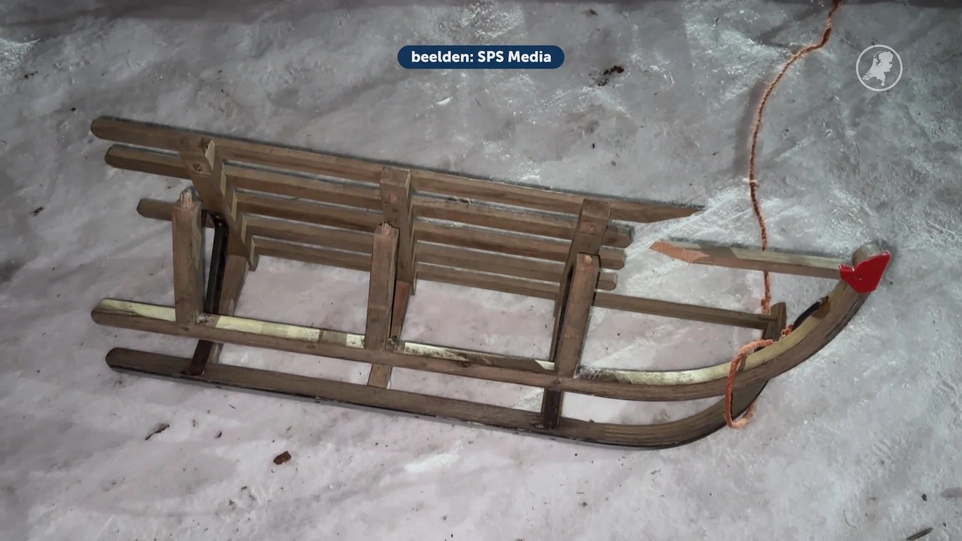  Meisje raakt gewond nadat slee doormidden breekt