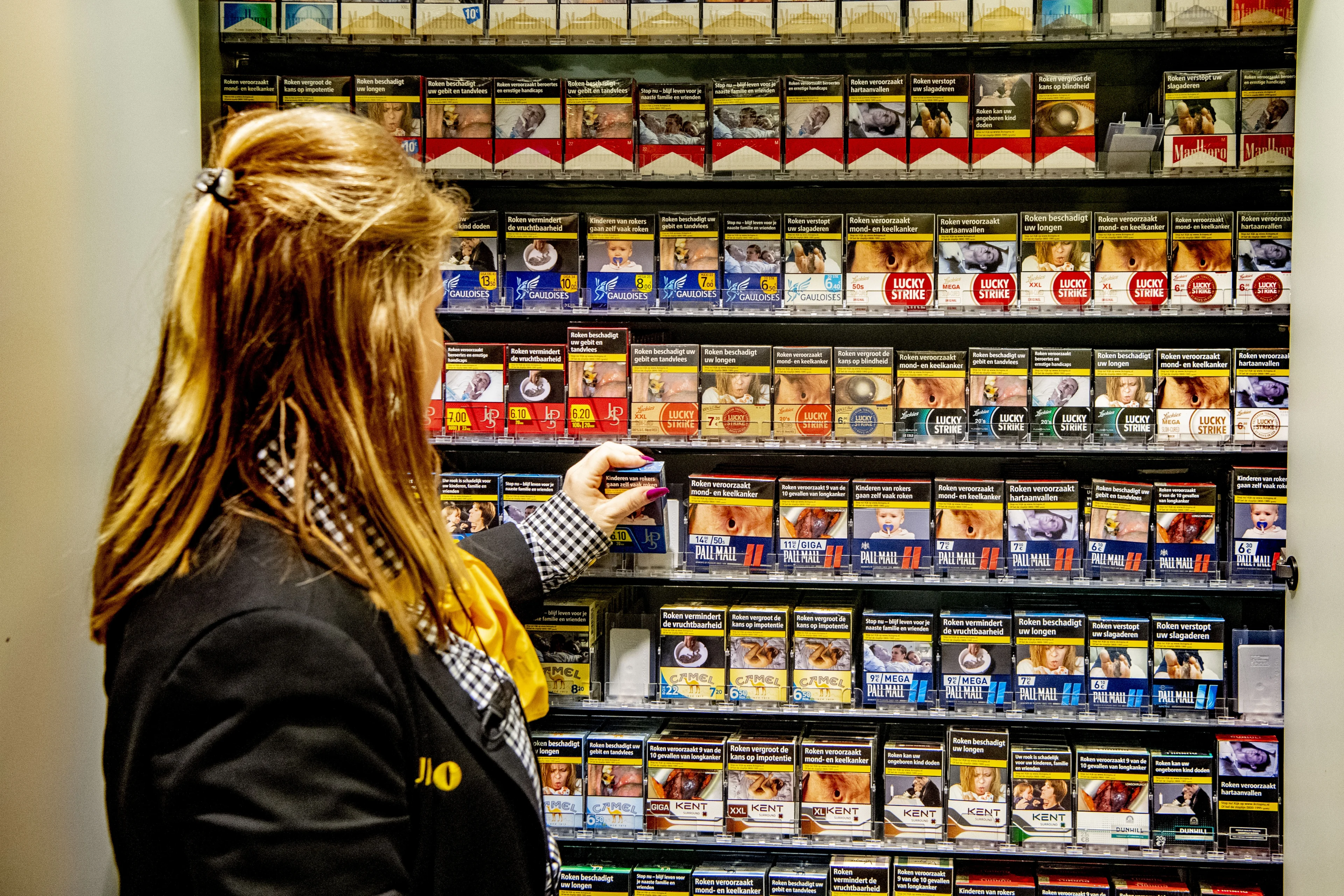 Artsen roepen supermarkten op tot sigarettenban: 'Per dag beginnen 70 kinderen met roken'