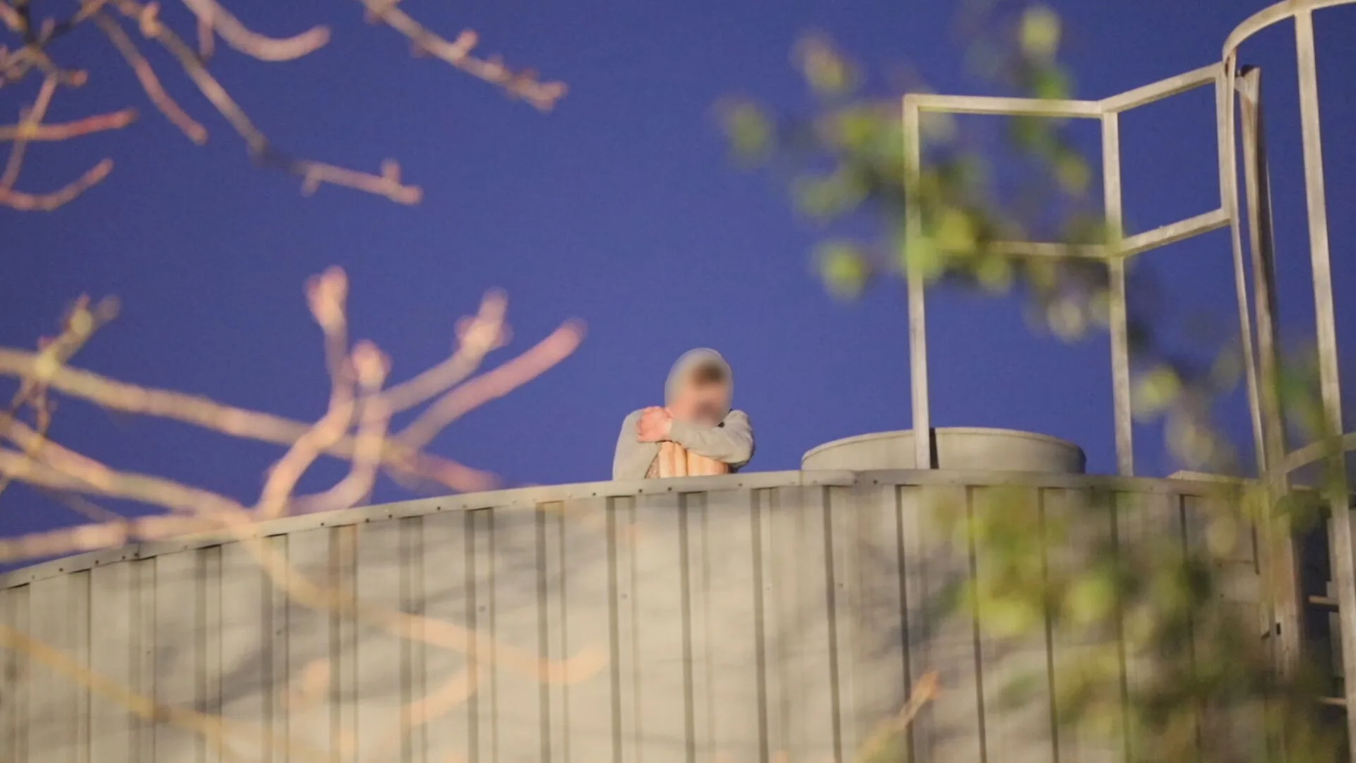 Man vlucht voor 'scherpschutter', klimt op silo en belt zelf 112