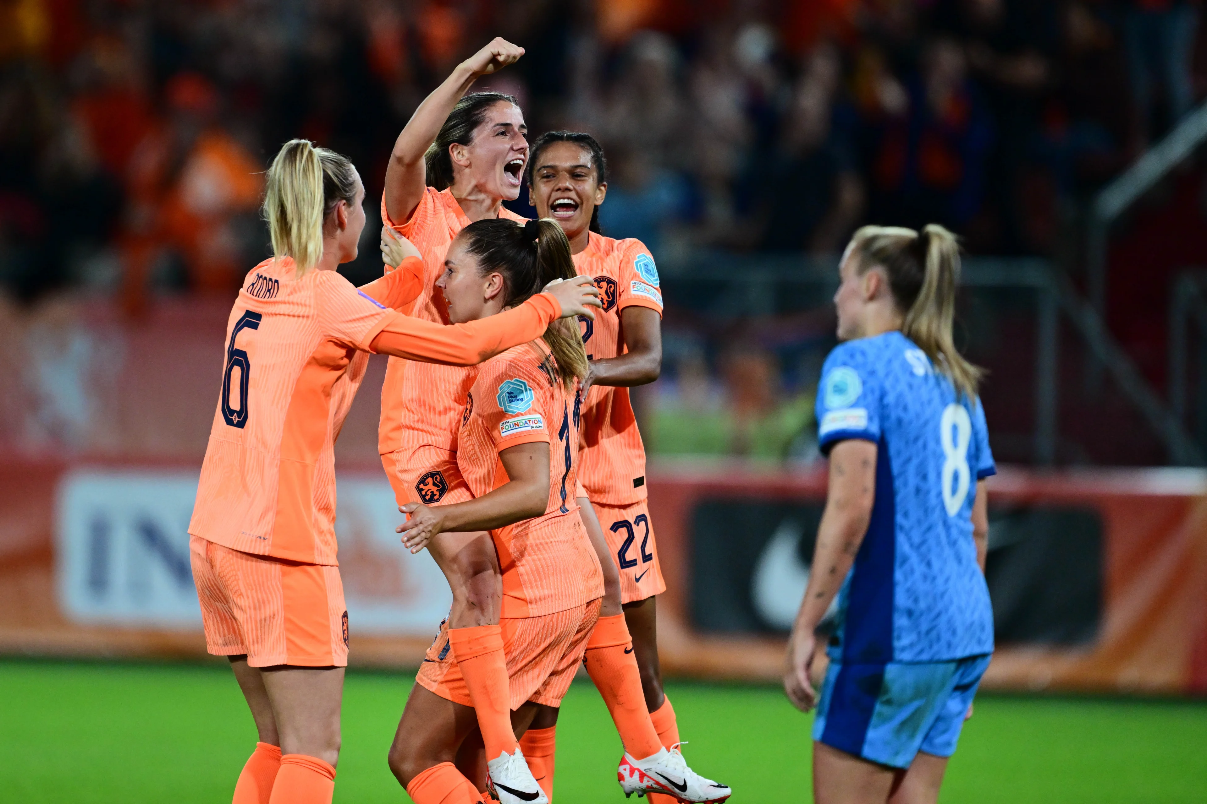 Voetbalsters verslaan Engeland en houden zicht op Spelen