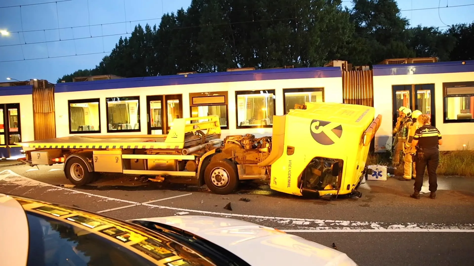 Chauffeur bergingswagen naar ziekenhuis na botsing met tram