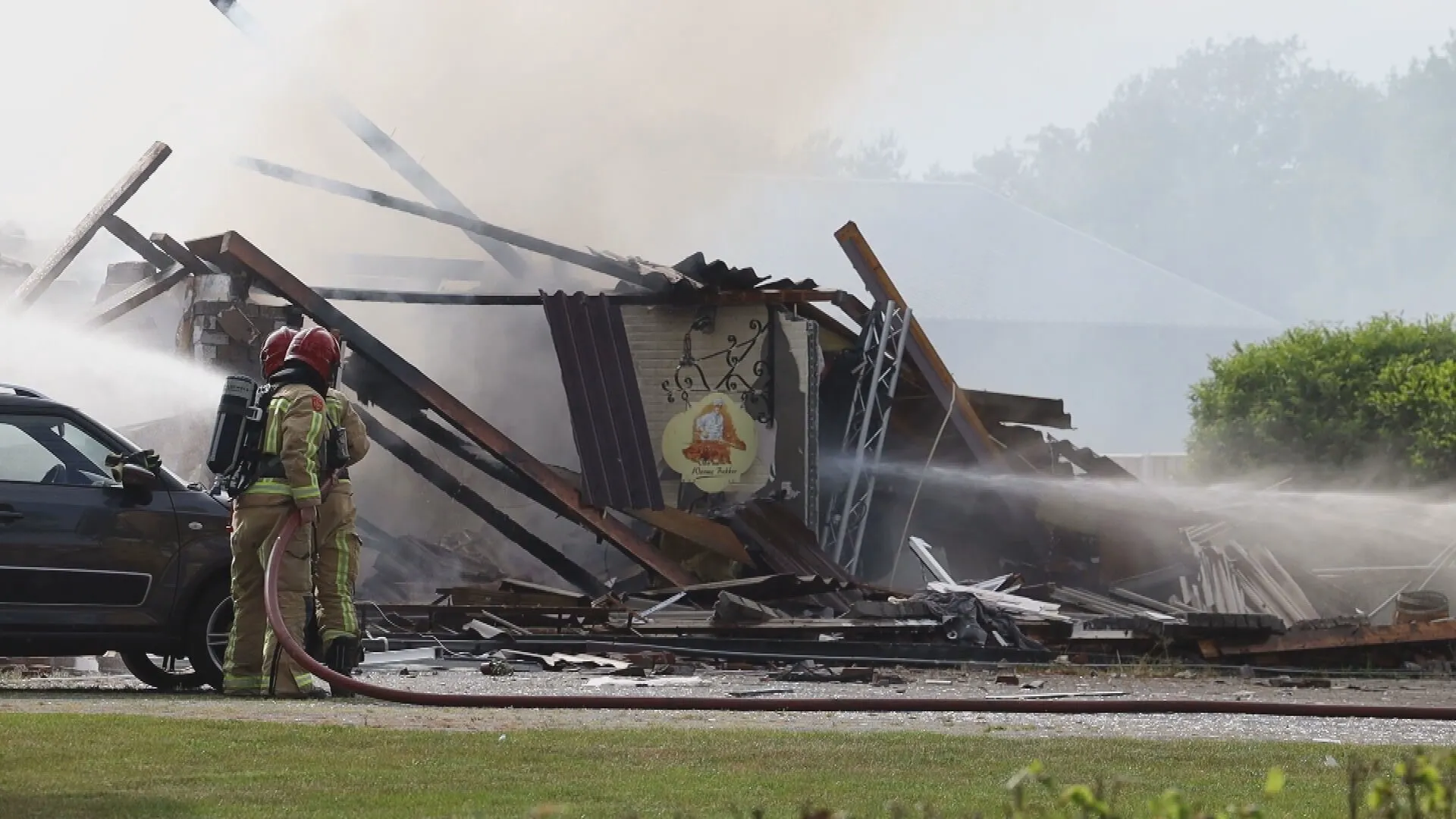 Gewonde na explosie en felle brand bij gebouw Son en Breugel