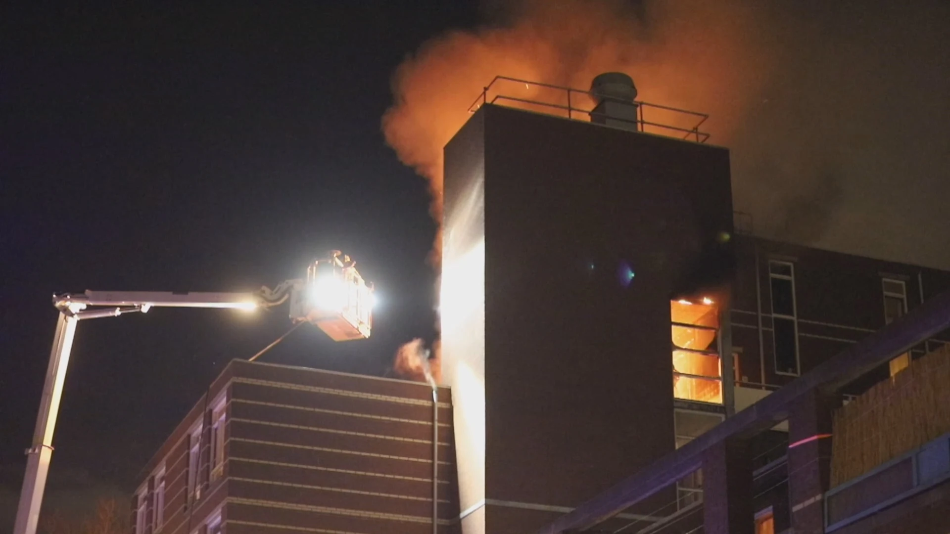 Felle uitslaande brand in appartementencomplex Den Haag