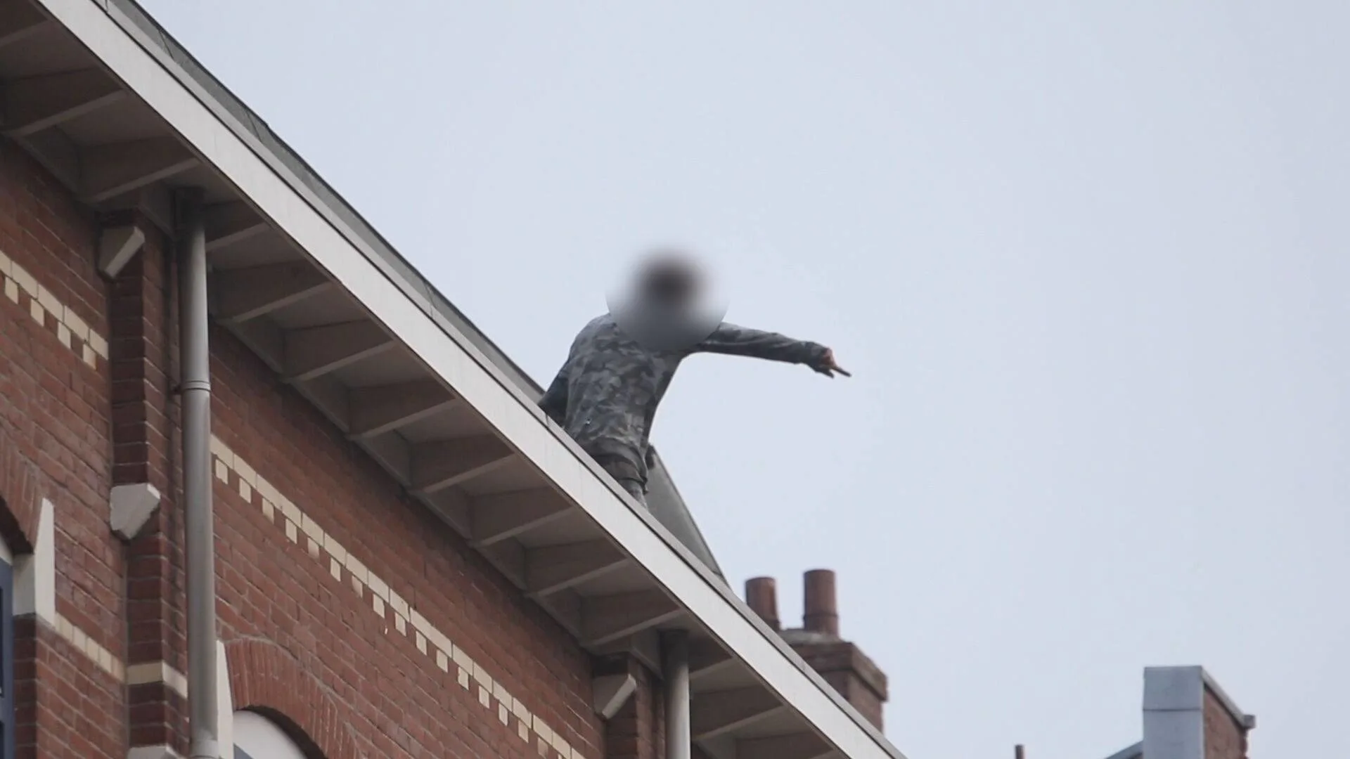 Verwarde man gooit met dakpannen en valt van balkon in Rotterdam