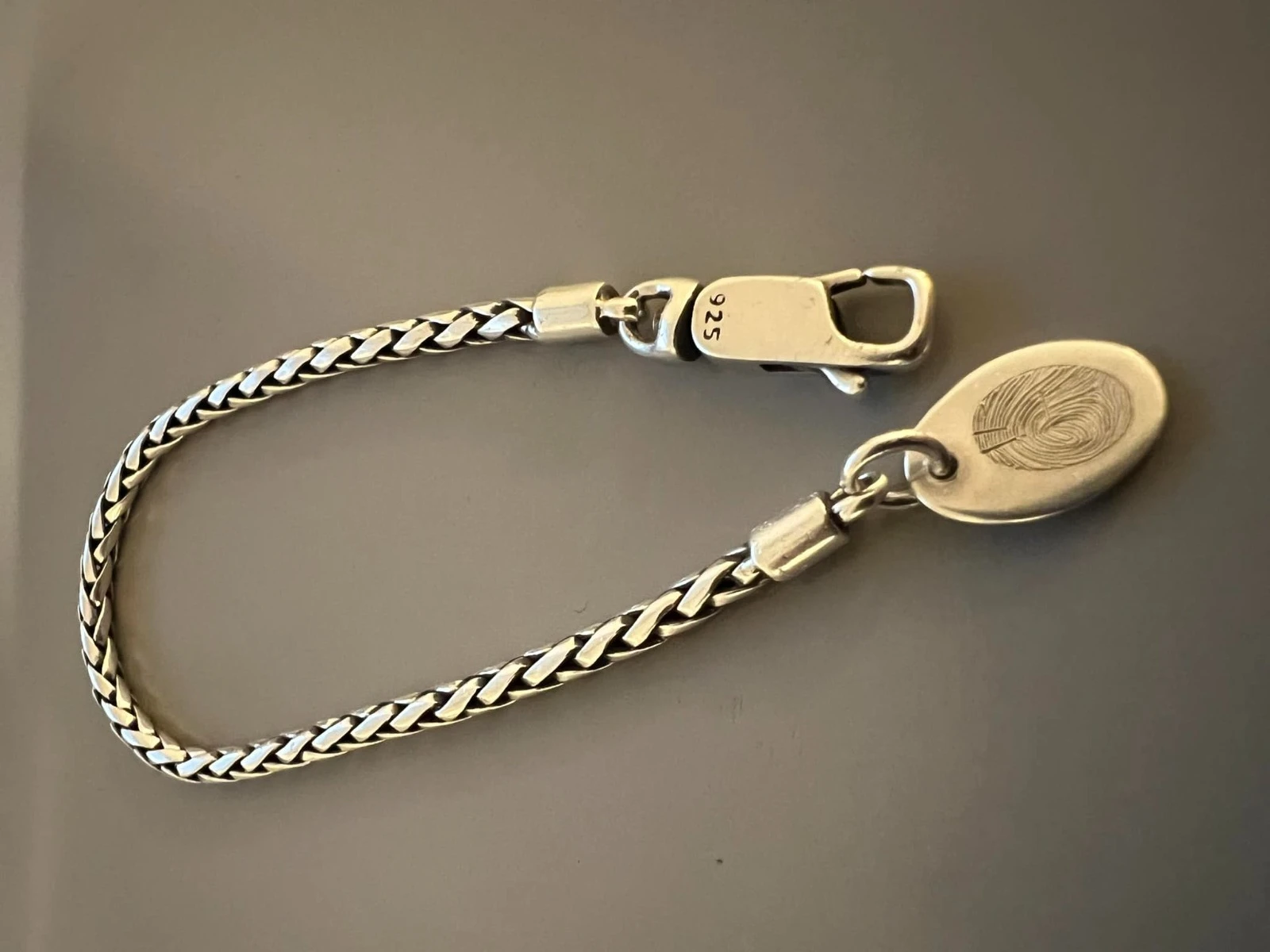 Gezocht: eigenaar van gevonden armbandje met vingerafdruk van kindje