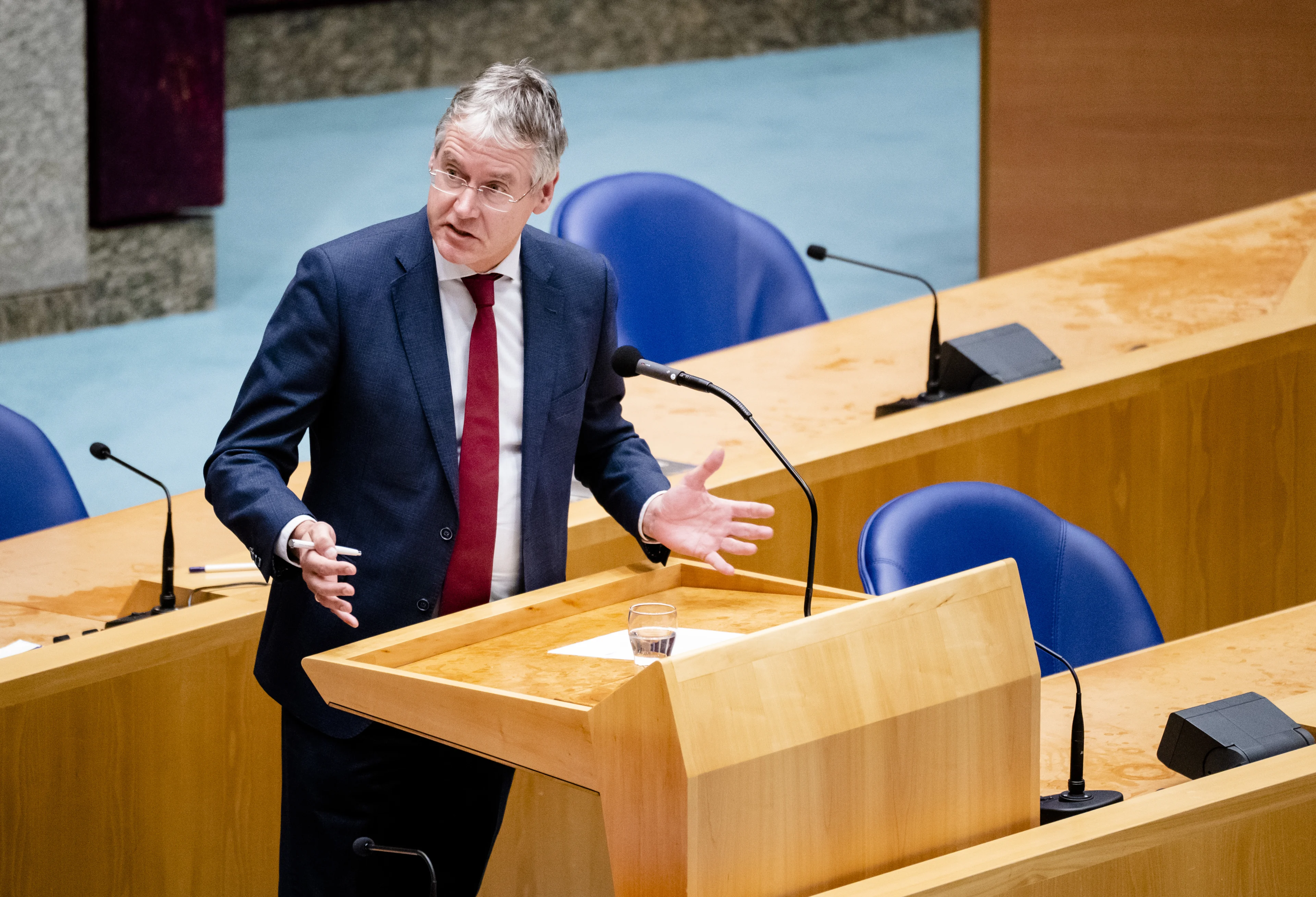 Slob blijft bij standpunt: anti-homoverklaring op school is 'grondwettelijke vrijheid'