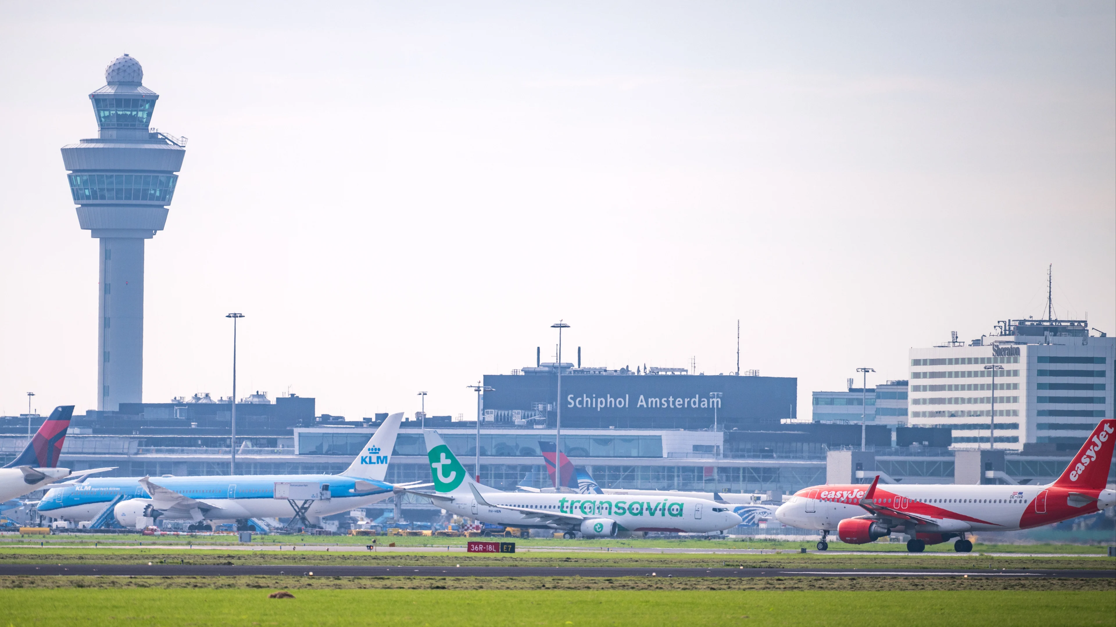Schiphol hoeft van kabinet minder te krimpen