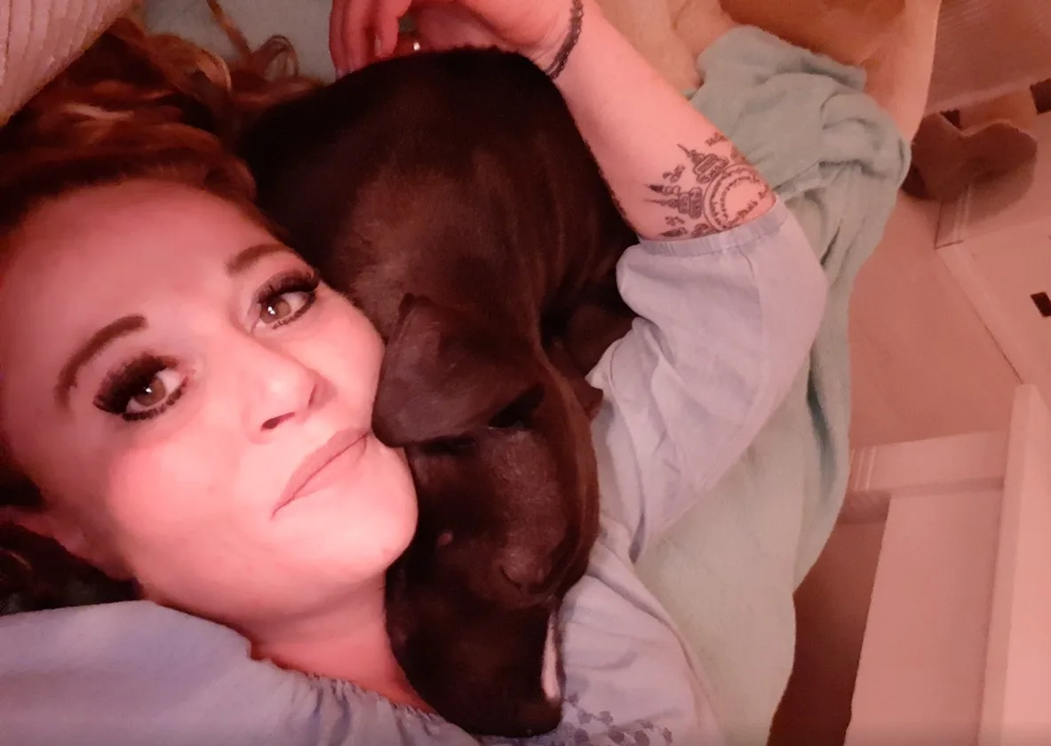 Pitbull Chelsea werd doodgereden door doorrijder: 'Toen ik het zag, was het al te laat'