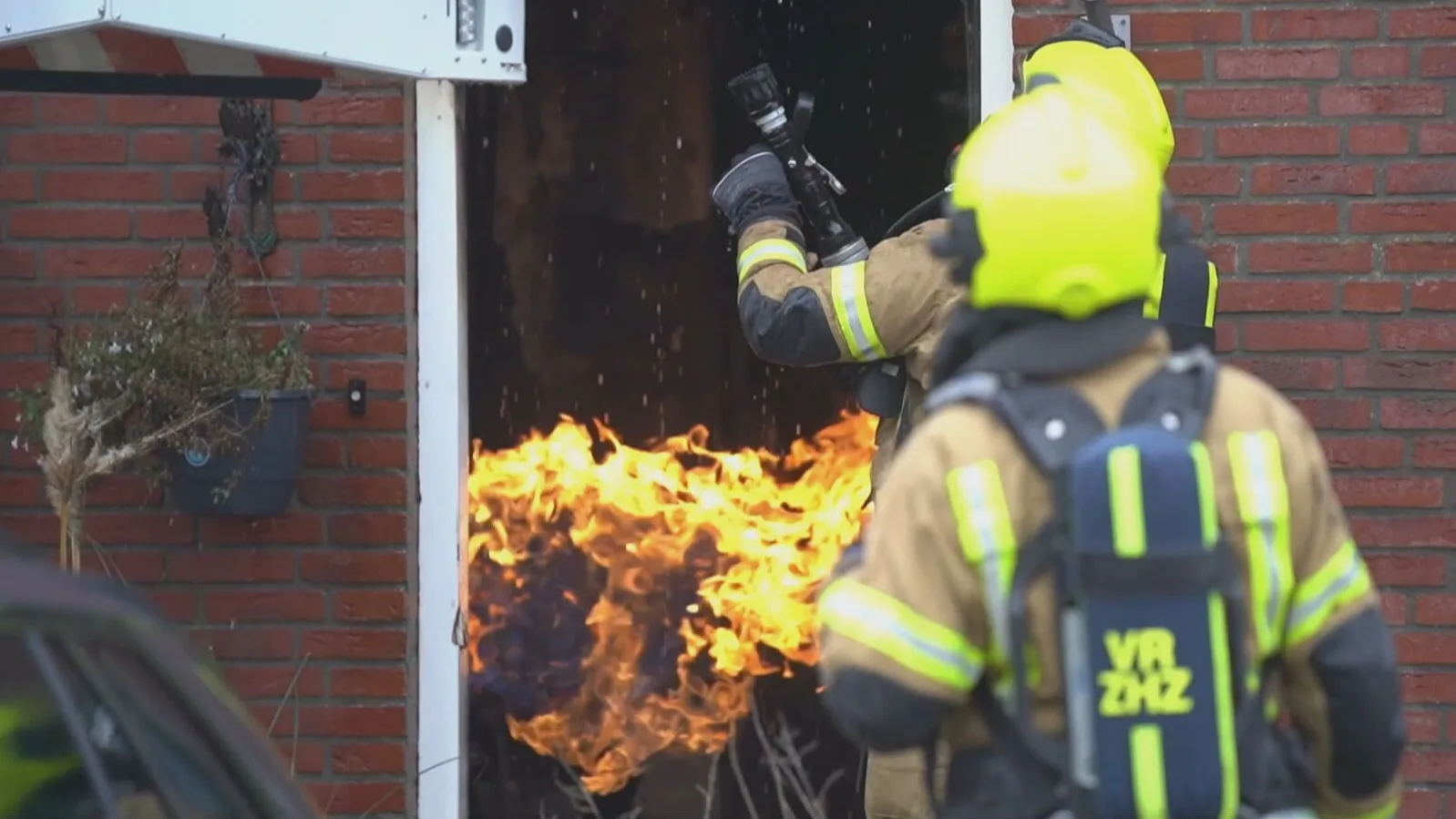 Uitslaande brand in huis in Goudriaan, familielid redt bewoner