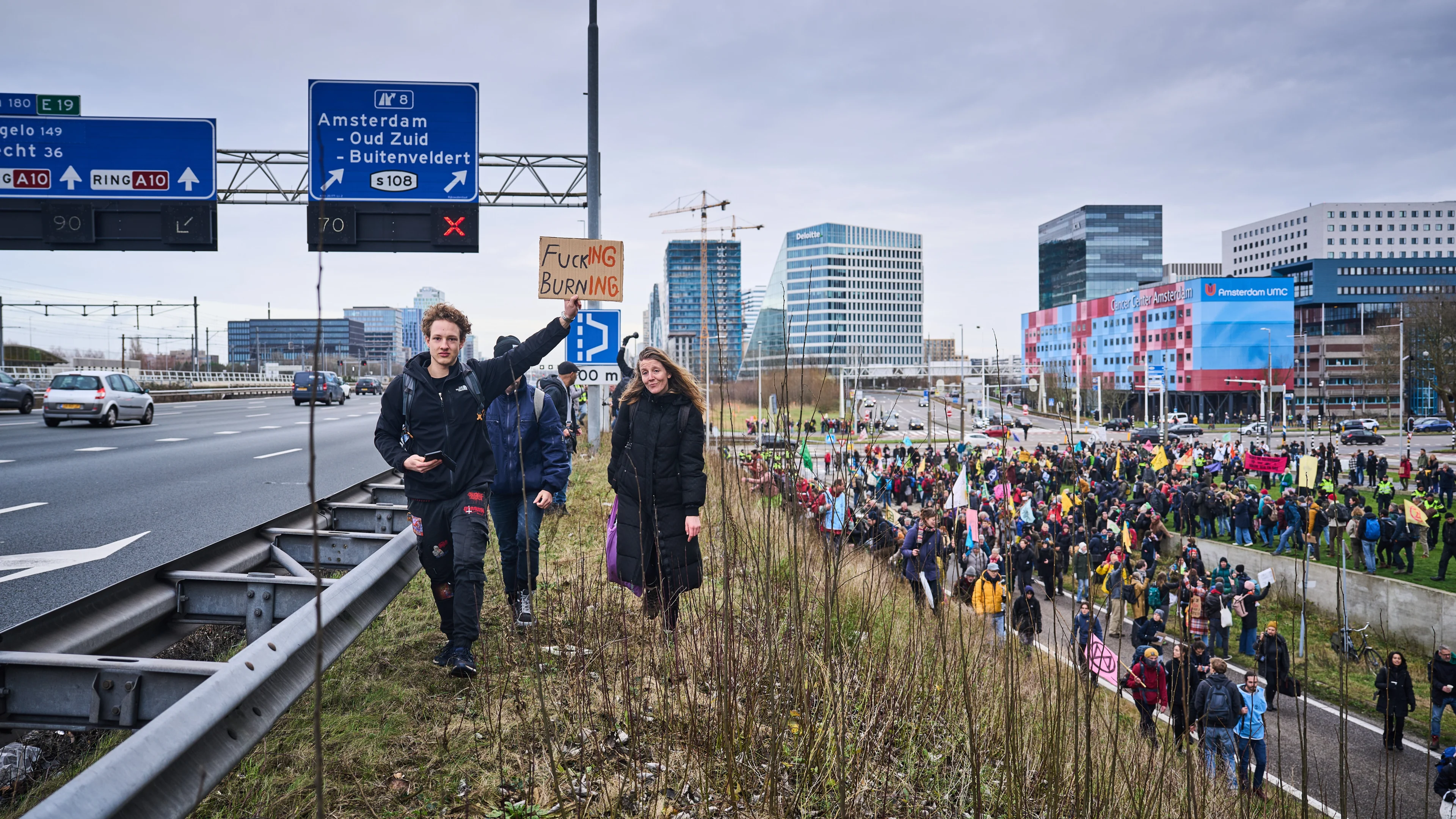 Groepje Duitse activisten lijmt zich vast aan wegdek A10