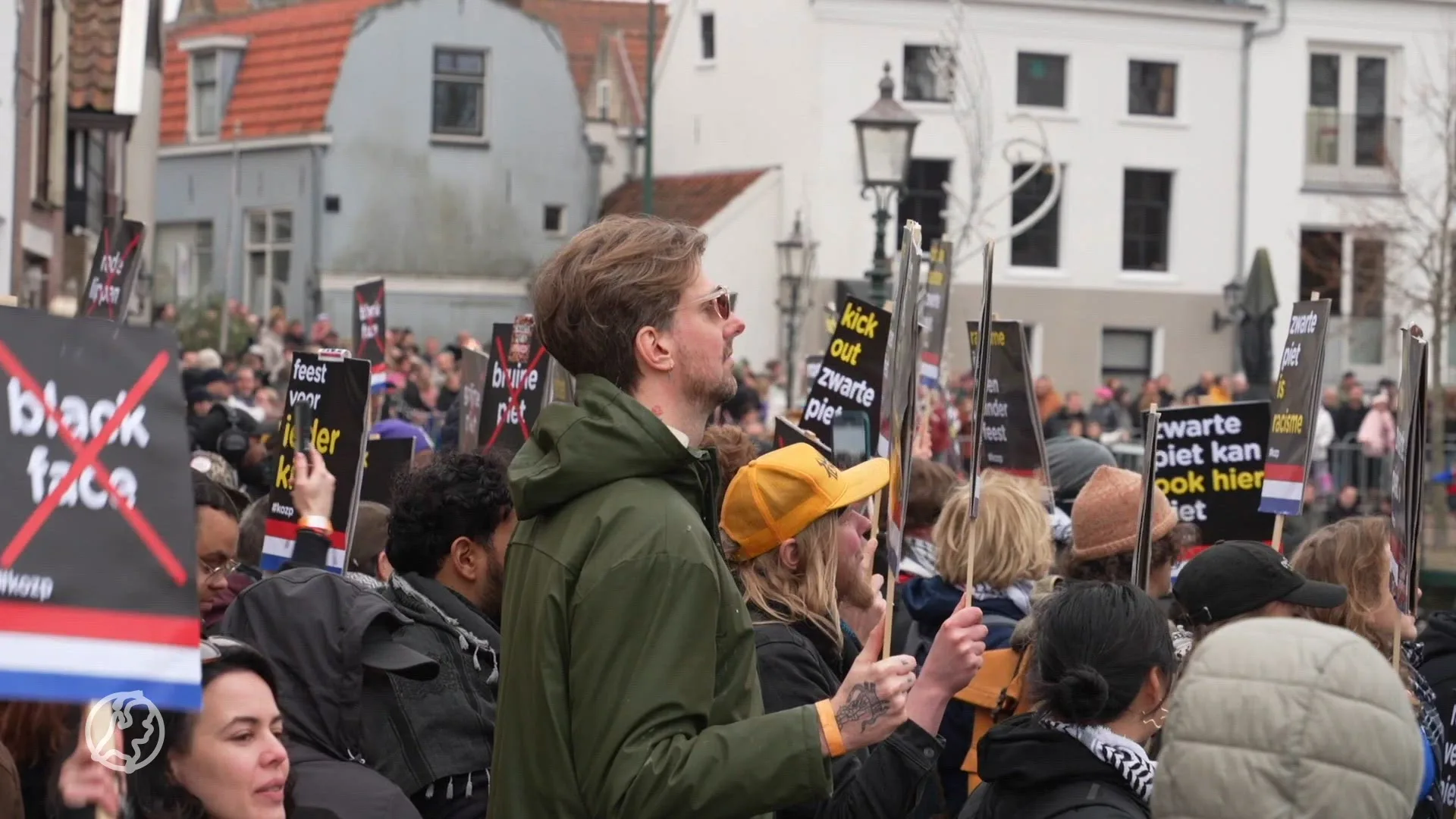 Tientallen mensen demonstreren tegen Zwarte Piet in Middelharnis
