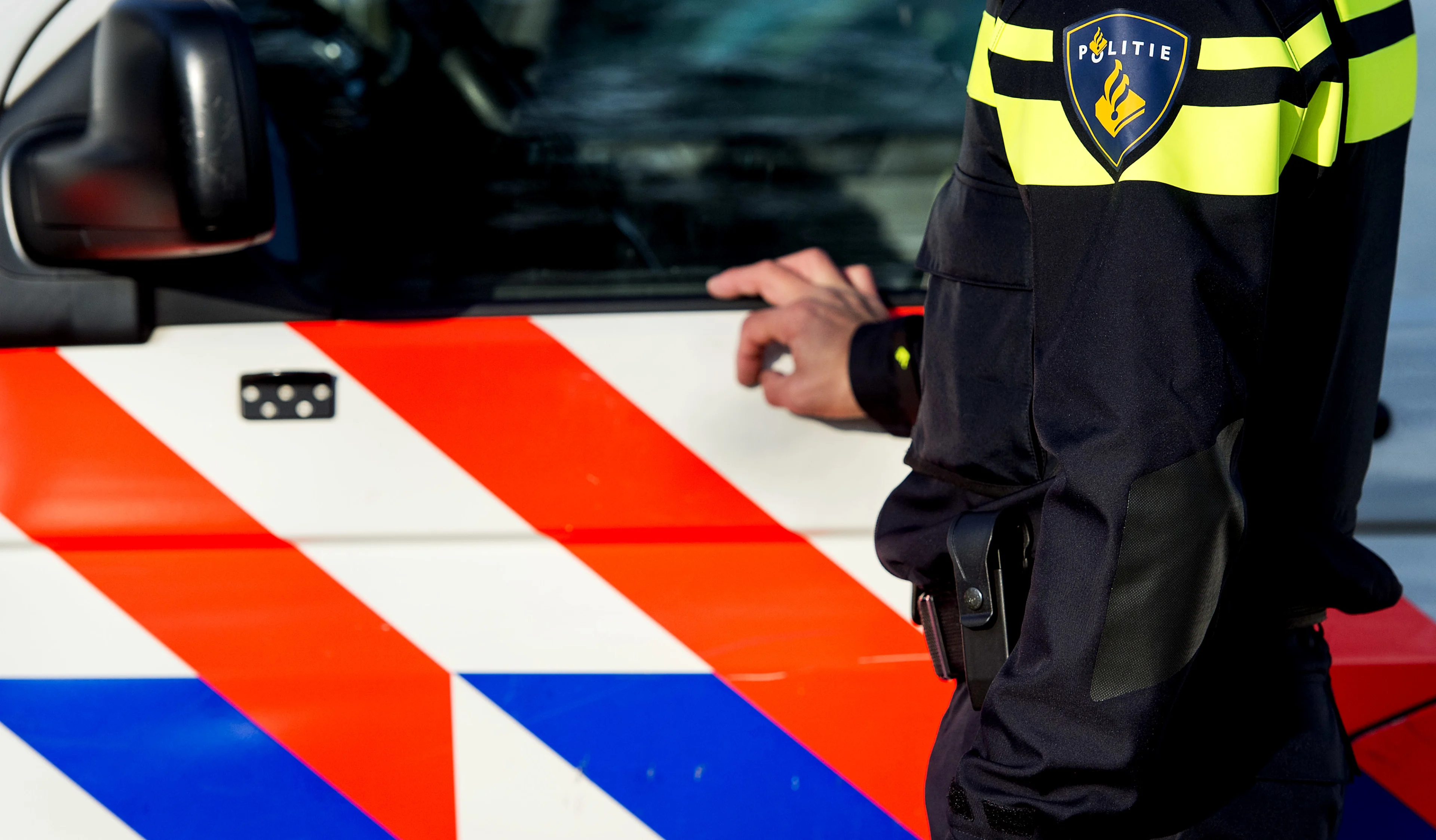 Man en tieners belagen Zeeuwse agenten met stokken
