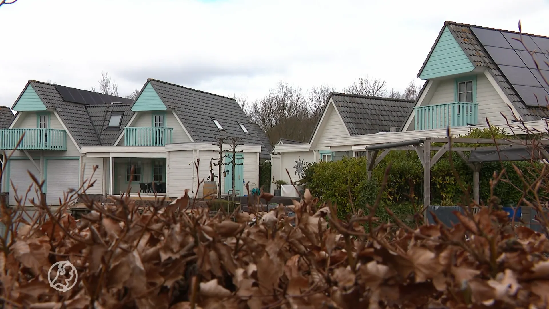 Bewoners 'smurfendorp' in het Groningse Kropswolde mogen niet permanent in hun recreatiewoningen wonen