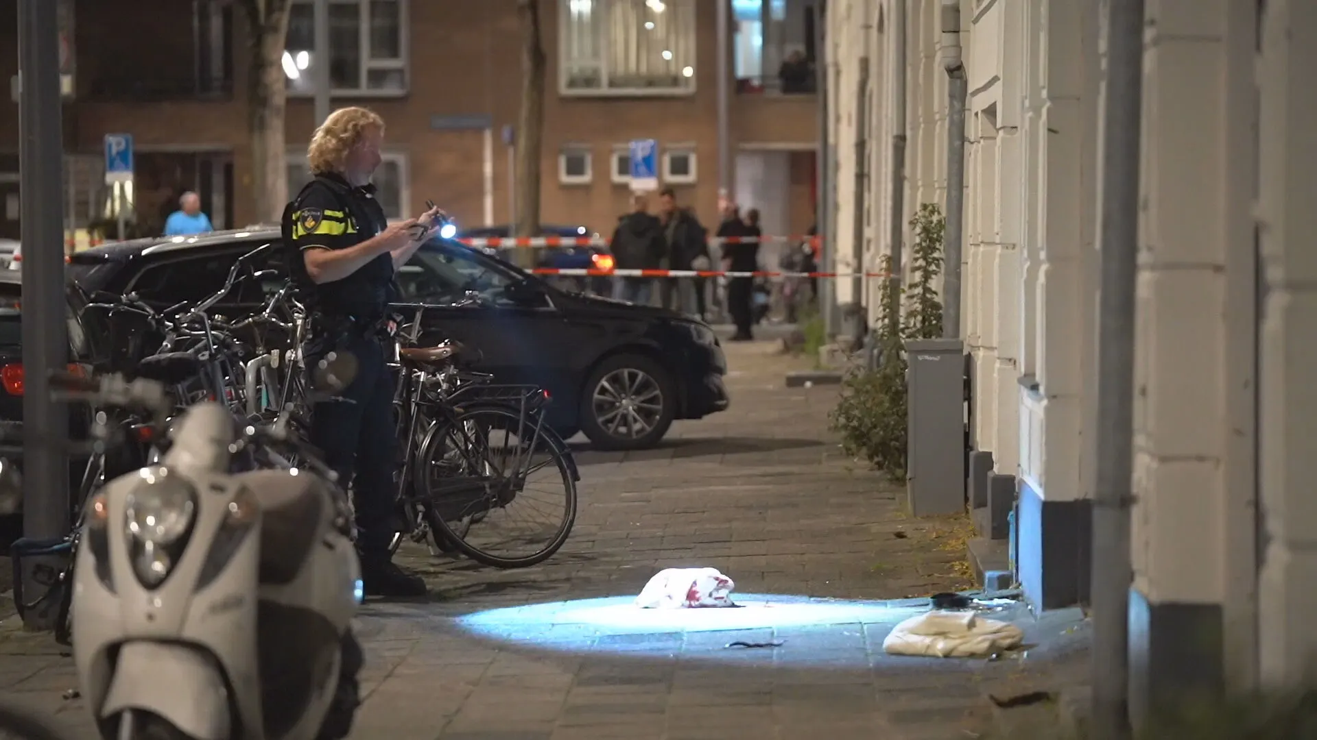 Man neergeschoten op straat in Rotterdam, politie lost schot bij aanhouding