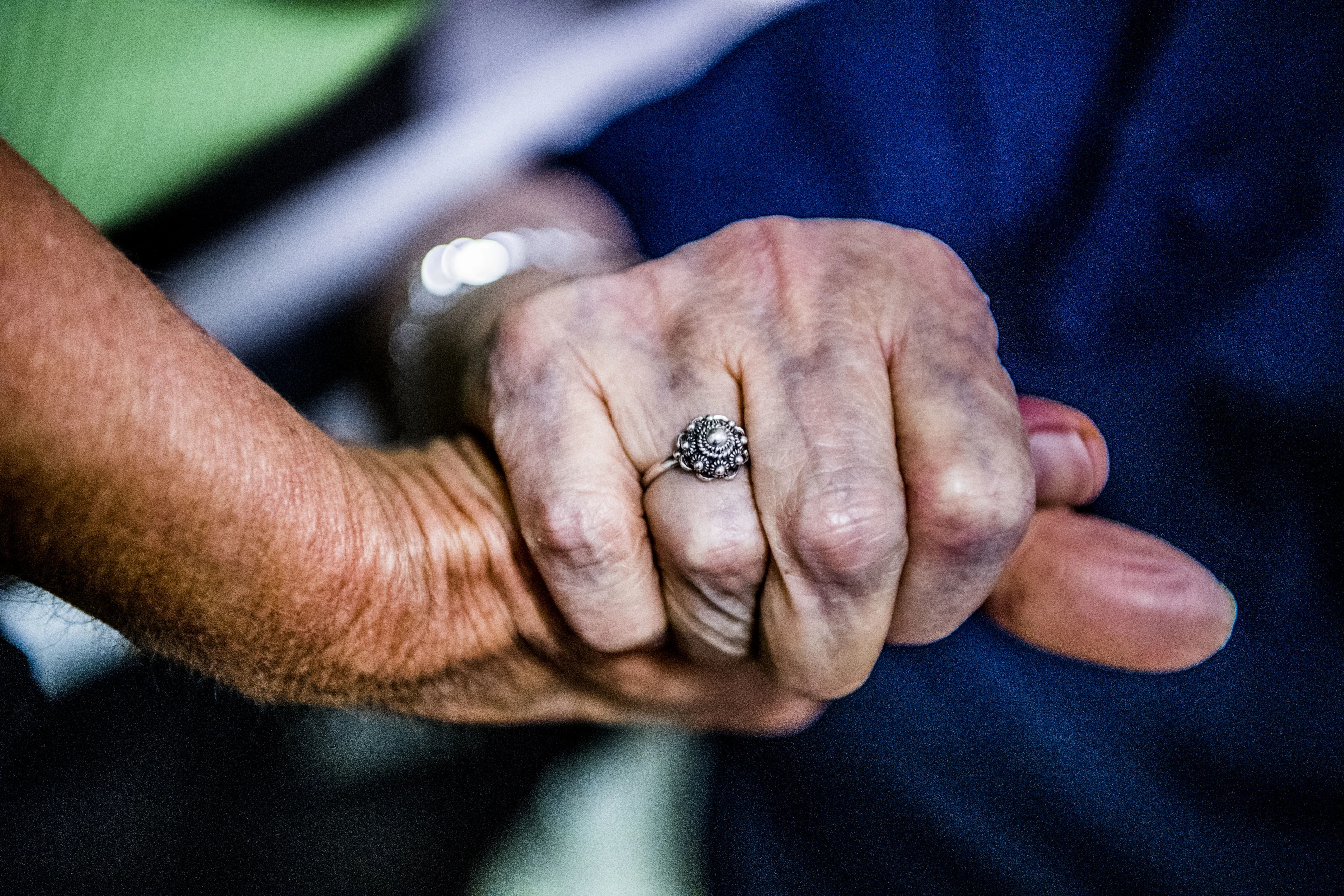 Echtpaar overlijdt 24 uur na elkaar aan corona