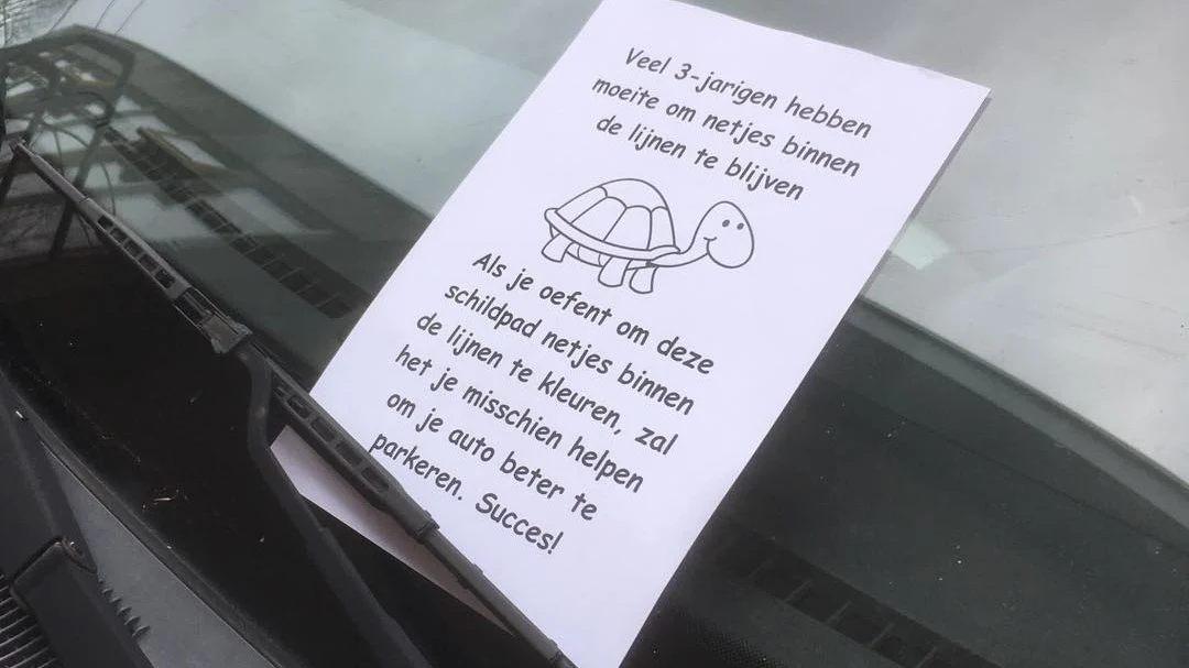 Dronken bestuurder lukt het maar niet om in te parkeren in Zaanstreek