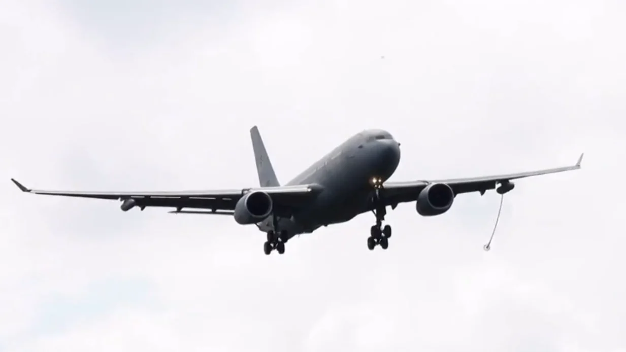 ZIEN: Tankvliegtuig Defensie maakt noodlanding, slang hing uit vliegtuig