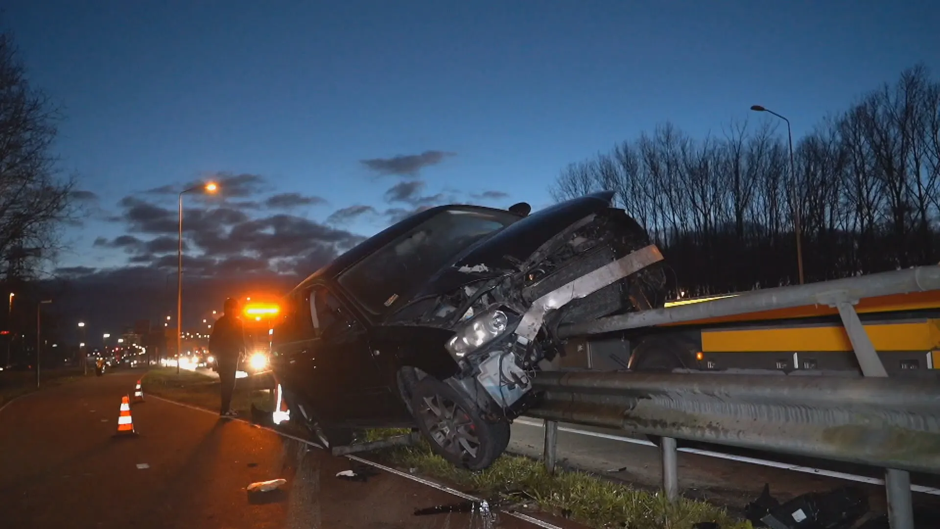 Auto belandt op de vangrail na ontwijken dier op weg in Nijmegen