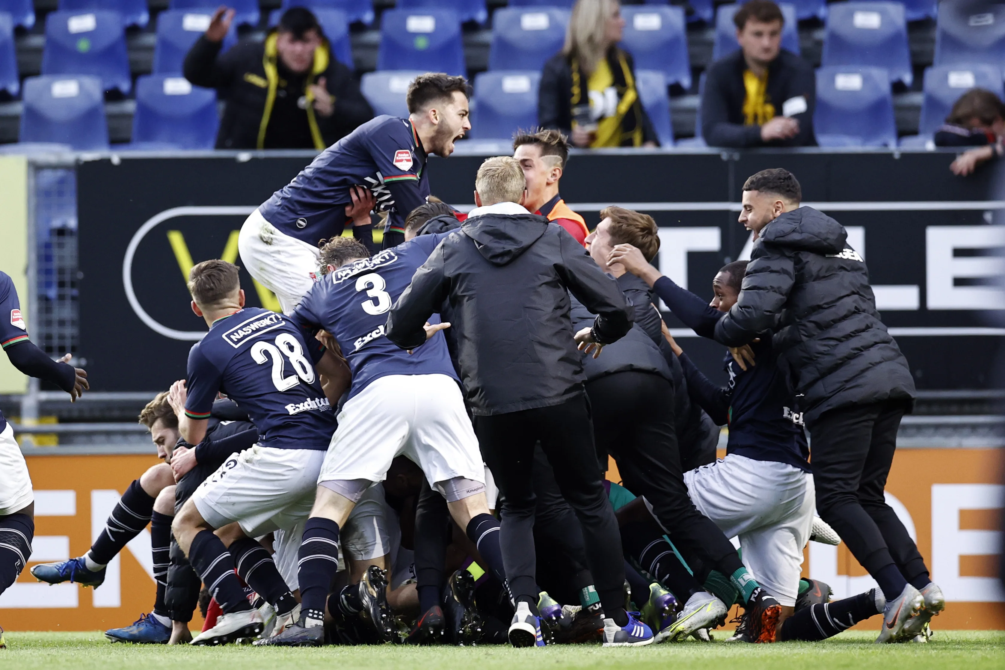 NEC naar Eredivisie na bloedstollende finale in play-offs, supporters NAC bekogelen politie