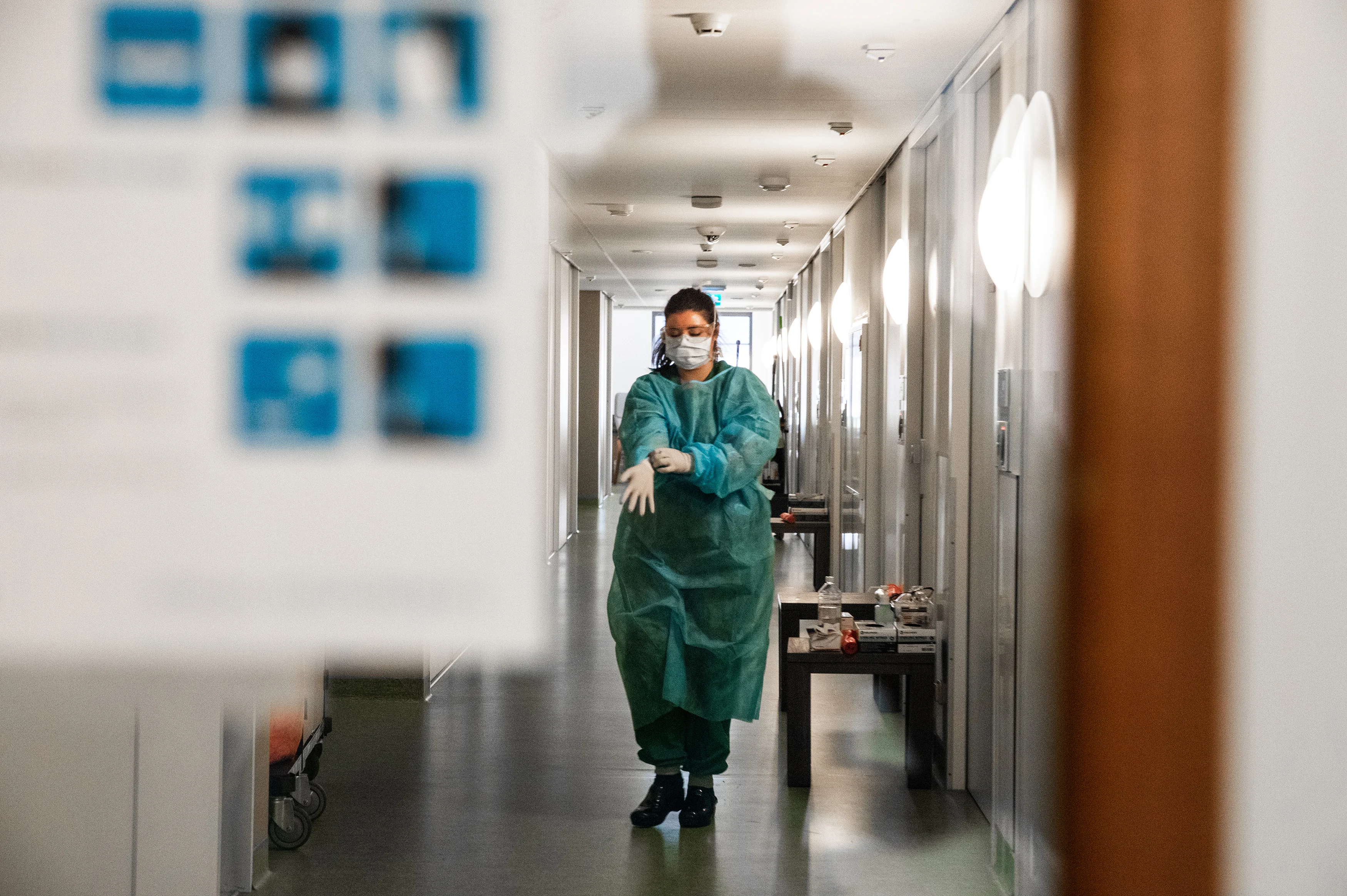 Zorgpersoneel UMC Utrecht boos over nieuwe 'coronaroutes': 'We moeten eerst het hele ziekenhuis door'