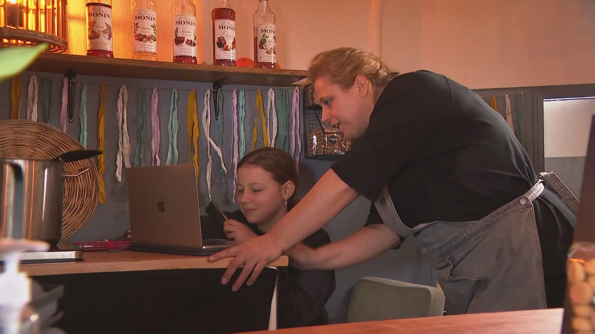 Guusje (11) volgt lessen in de koffiekar van haar moeder: 'Kan ze rekenen gelijk in de praktijk brengen'