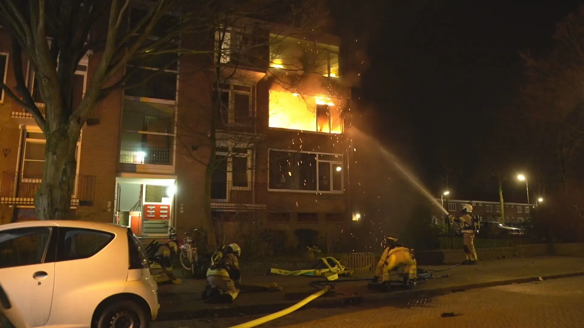 Grote uitslaande brand verwoest appartement in Deventer, twee katten vermist