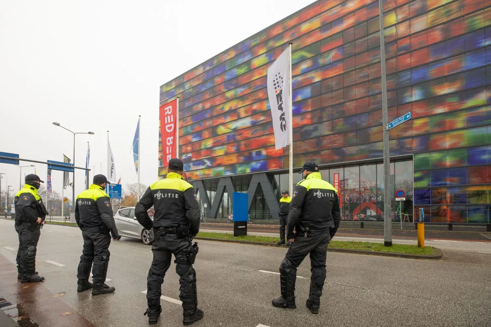 Politie rukt groots uit naar Mediapark na signalen van rellen