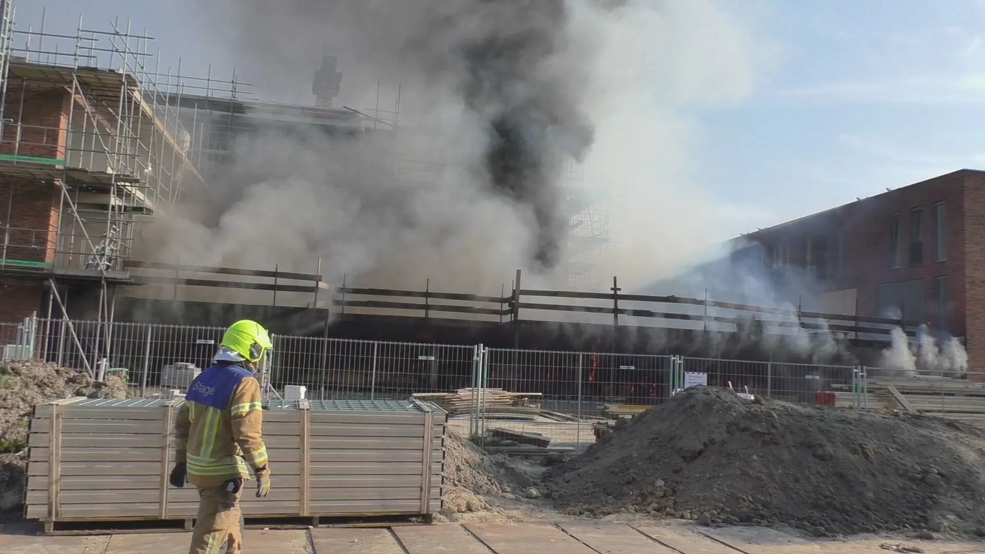 Zeer grote brand uitgebroken in nieuwbouwpand Hellevoetsluis