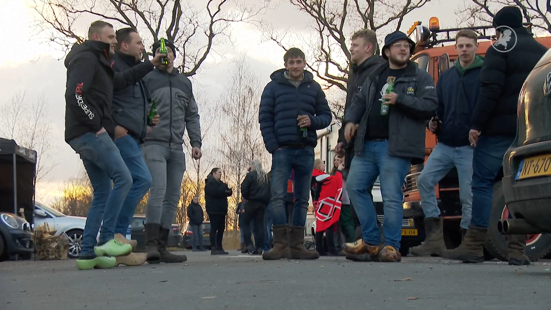 Parkeerplaats vol met caravans en tenten, want iedereen wil kaarten voor Normaal