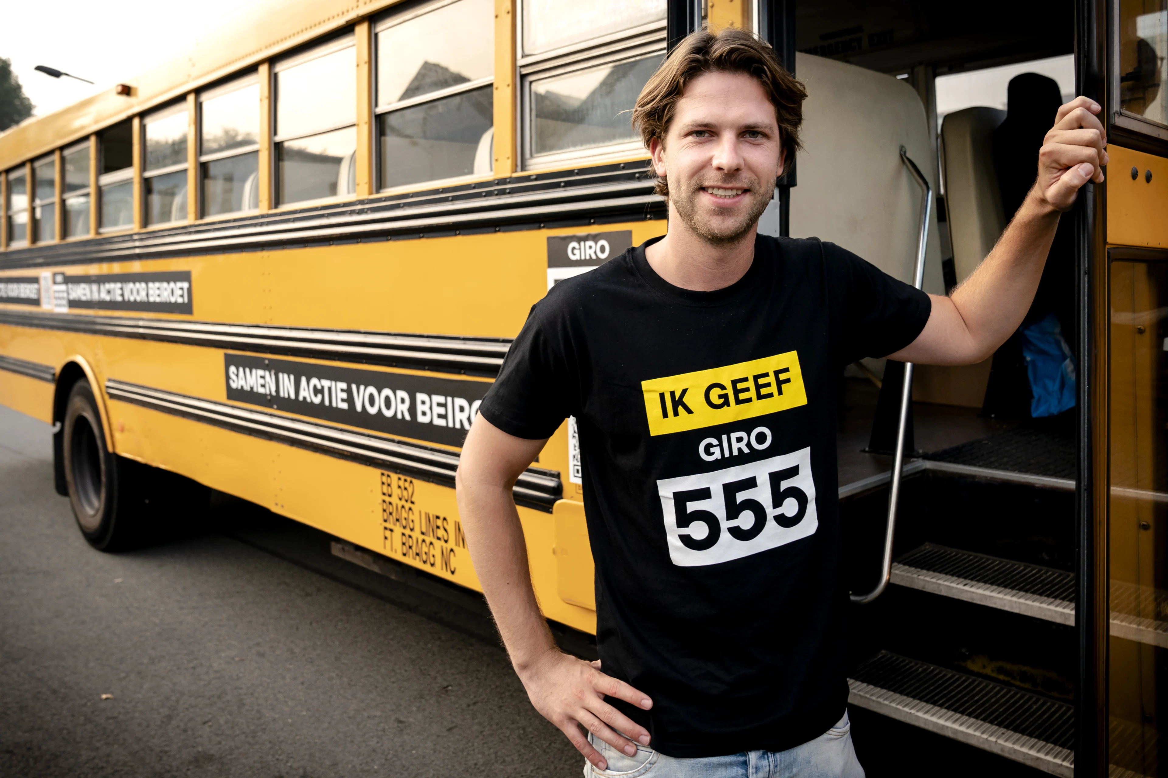 De Giro555-‘collectebus’ rijdt door het land om geld in te zamelen voor Beiroet