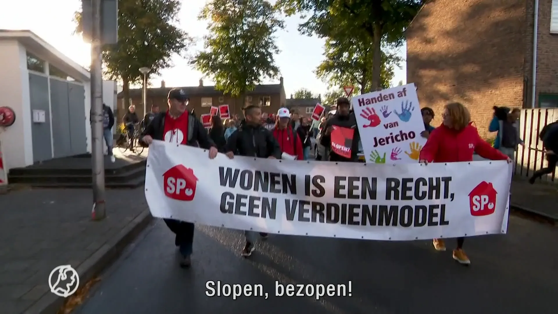 Bewoners Amersfoortse volkswijk in protestmars naar stadhuis