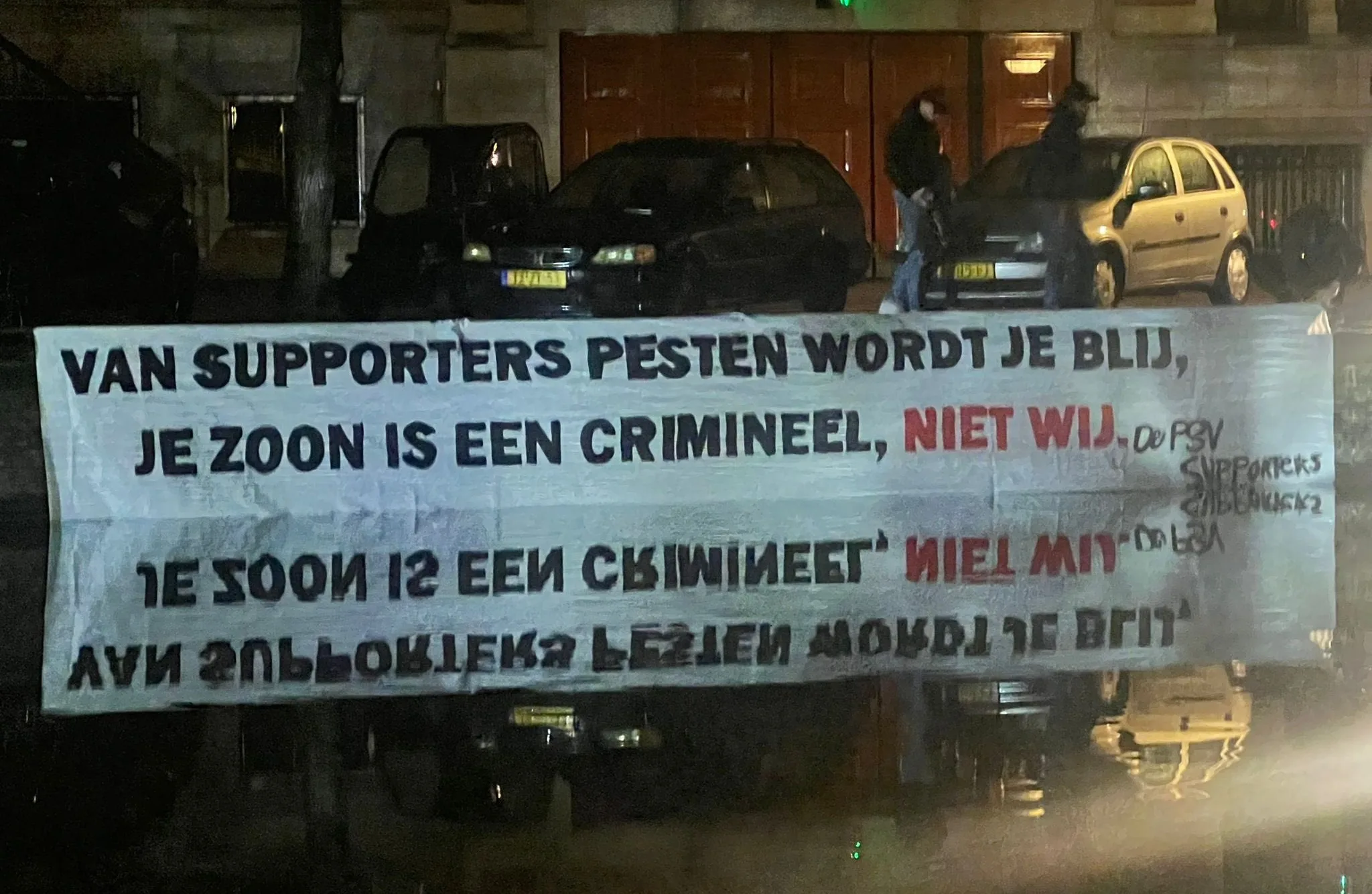 Boze PSV-supporters brengen bezoek aan woning Halsema: 'Je zoon is crimineel, niet wij'