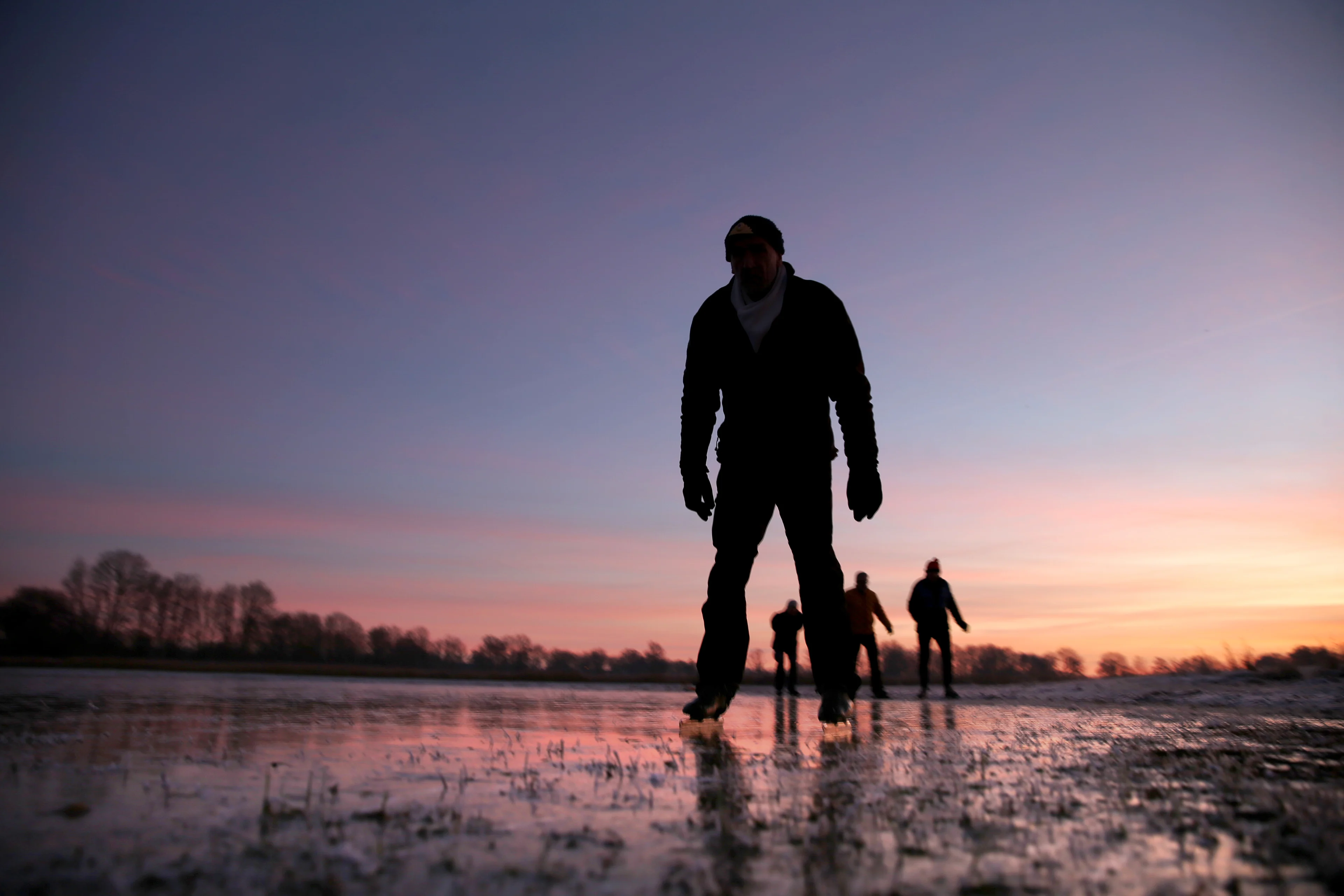 Schaatsers begeven zich op dun ijs bij Ryptsjerksterpolder: 'It kin net!'