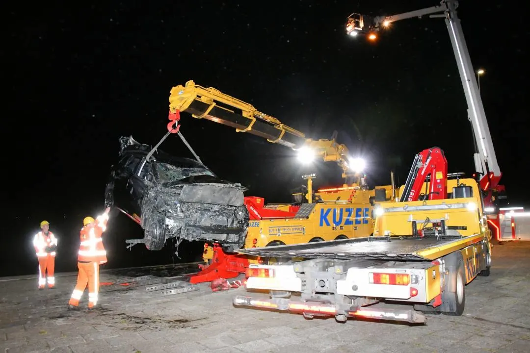 Auto te water in Vlissingen, één persoon naar ziekenhuis