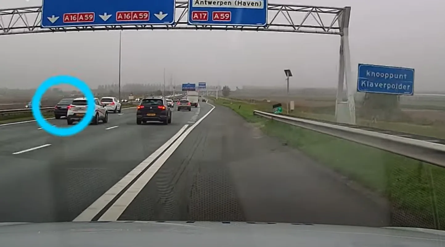 ZIEN: bestuurder huurauto haalt gevaarlijke capriolen uit tijdens politieachtervolging