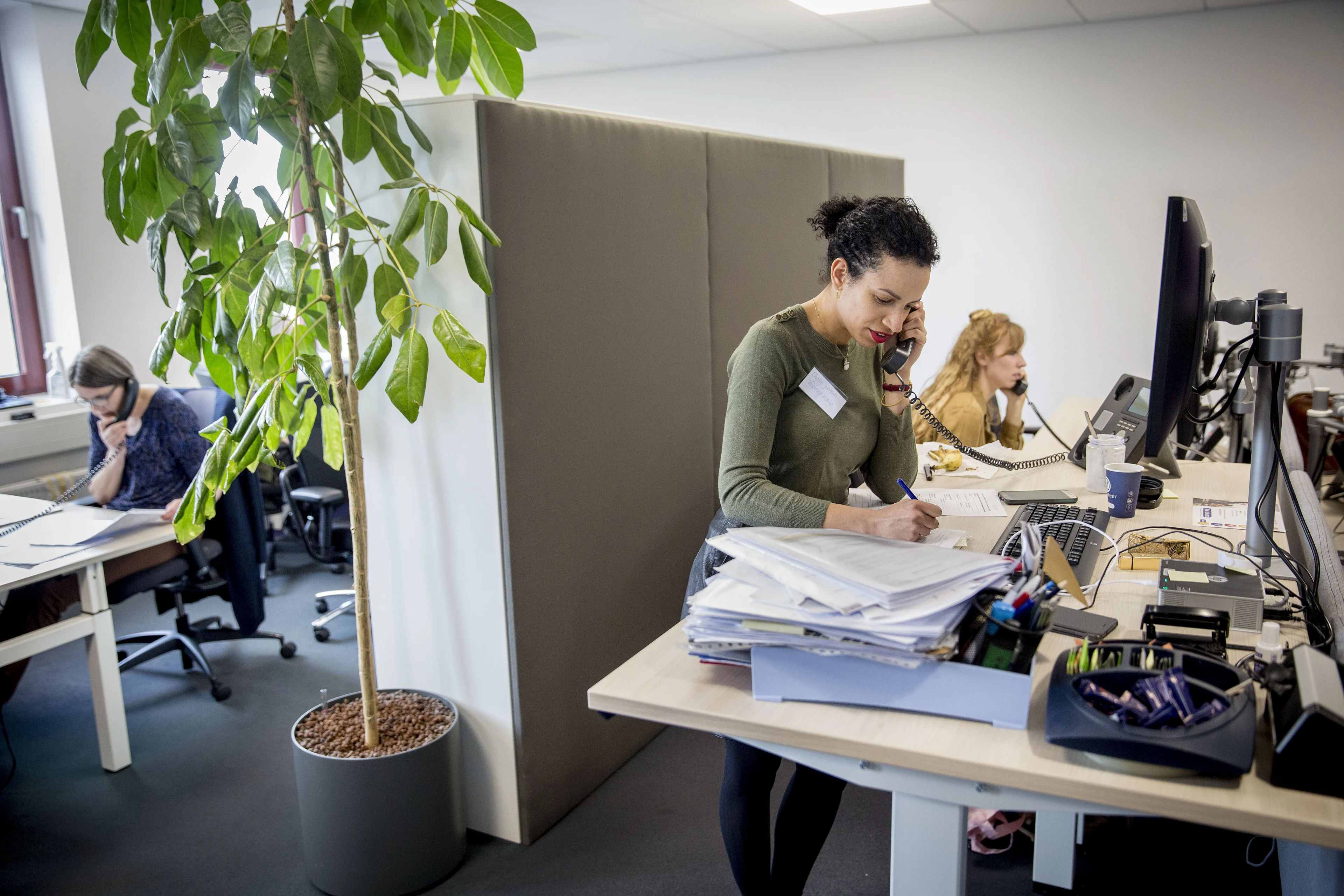 Bron- en contactonderzoek van GGD kost steeds meer tijd: 'Soms 14 uur bezig om contacten op een rijtje te hebben'