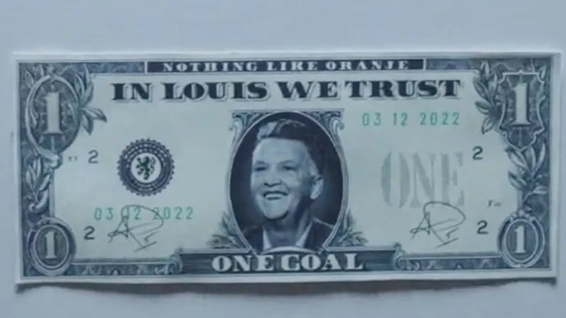Oranje heeft volste vertrouwen in Nederland – VS en presenteert Van Gaal-dollarbiljet: 'In Louis we trust'
