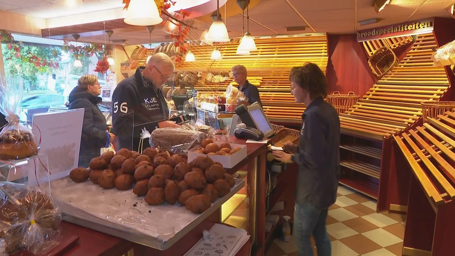 #CrisisvanNL | Bakkerij verkoopt uit wanhoop nu al oliebollen: 'Twijfel of we het redden tot 31 december'