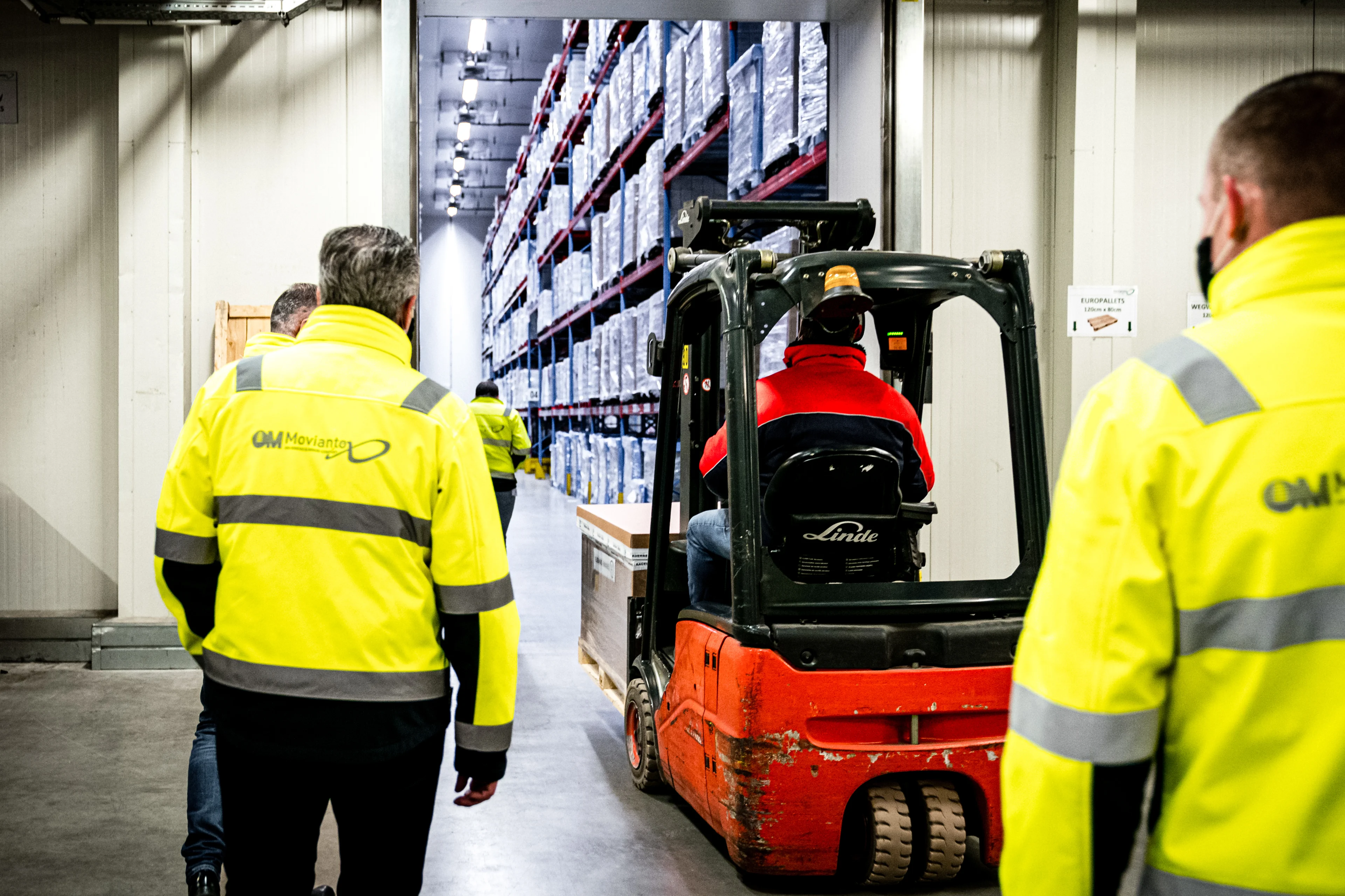 LIVEBLOG | Eerste Moderna-vaccins in Nederland • Aantal nieuwe besmettingen fors gedaald