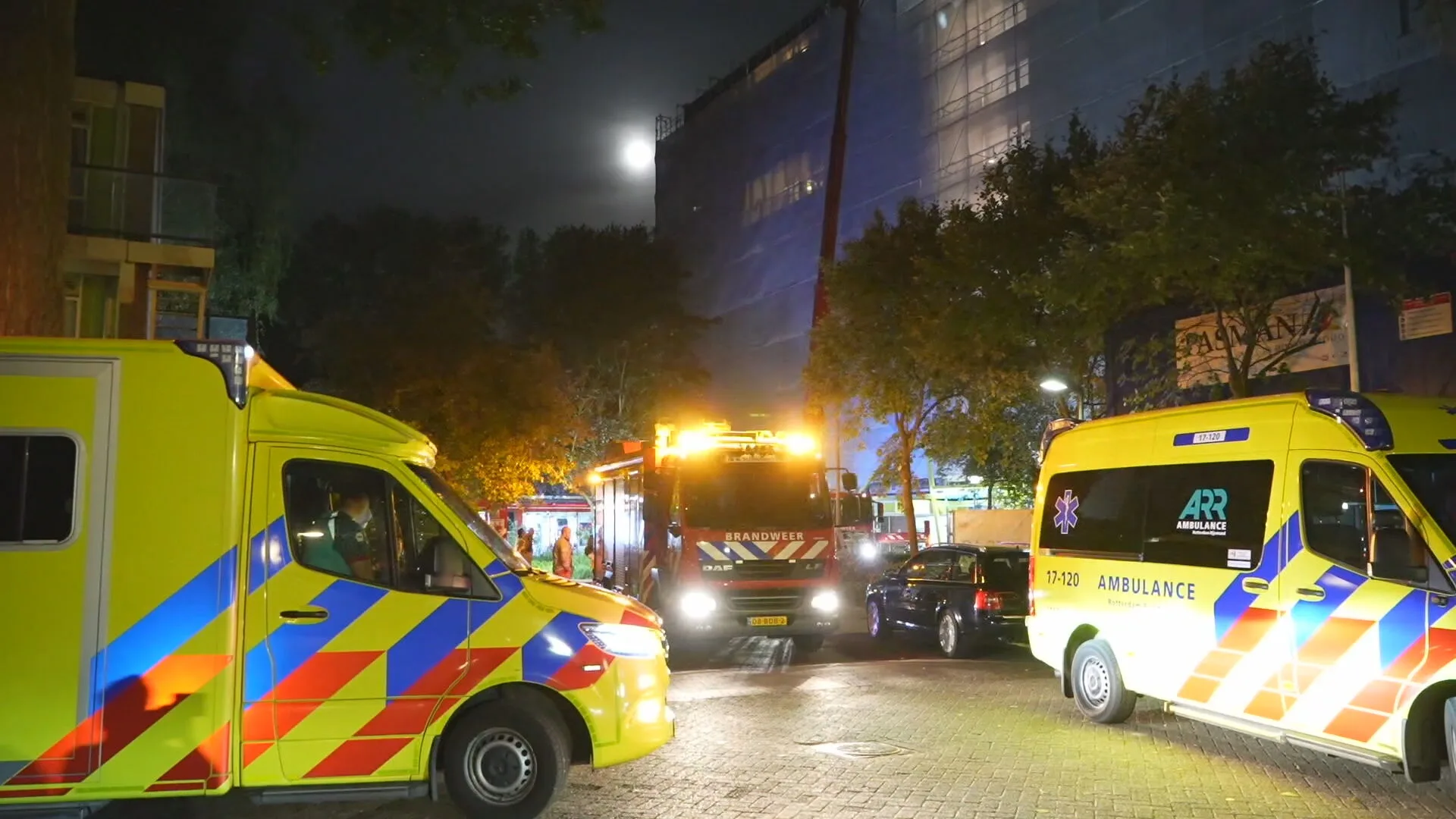 Grote brand in flat Rotterdam, tientallen mensen geëvacueerd