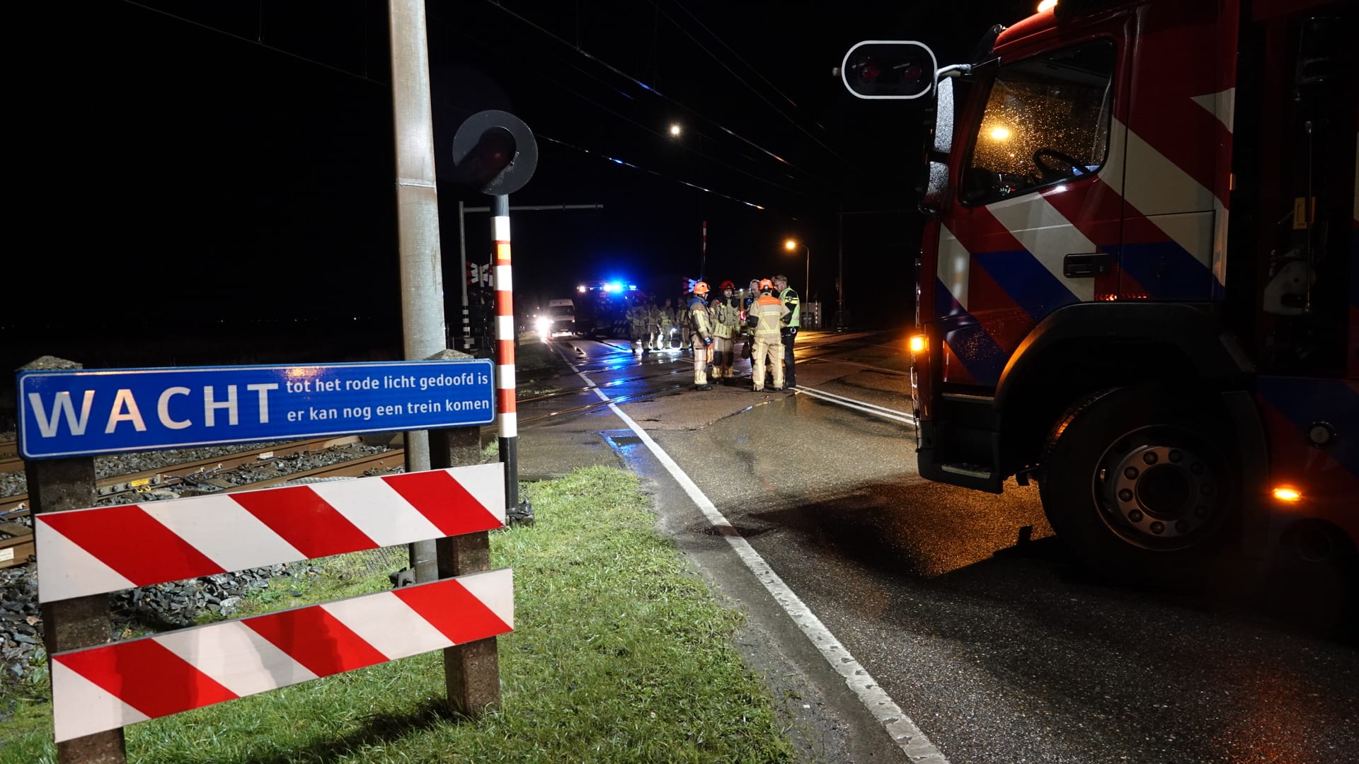 Personenwagen geramd door trein, maar bestuurder rijdt door