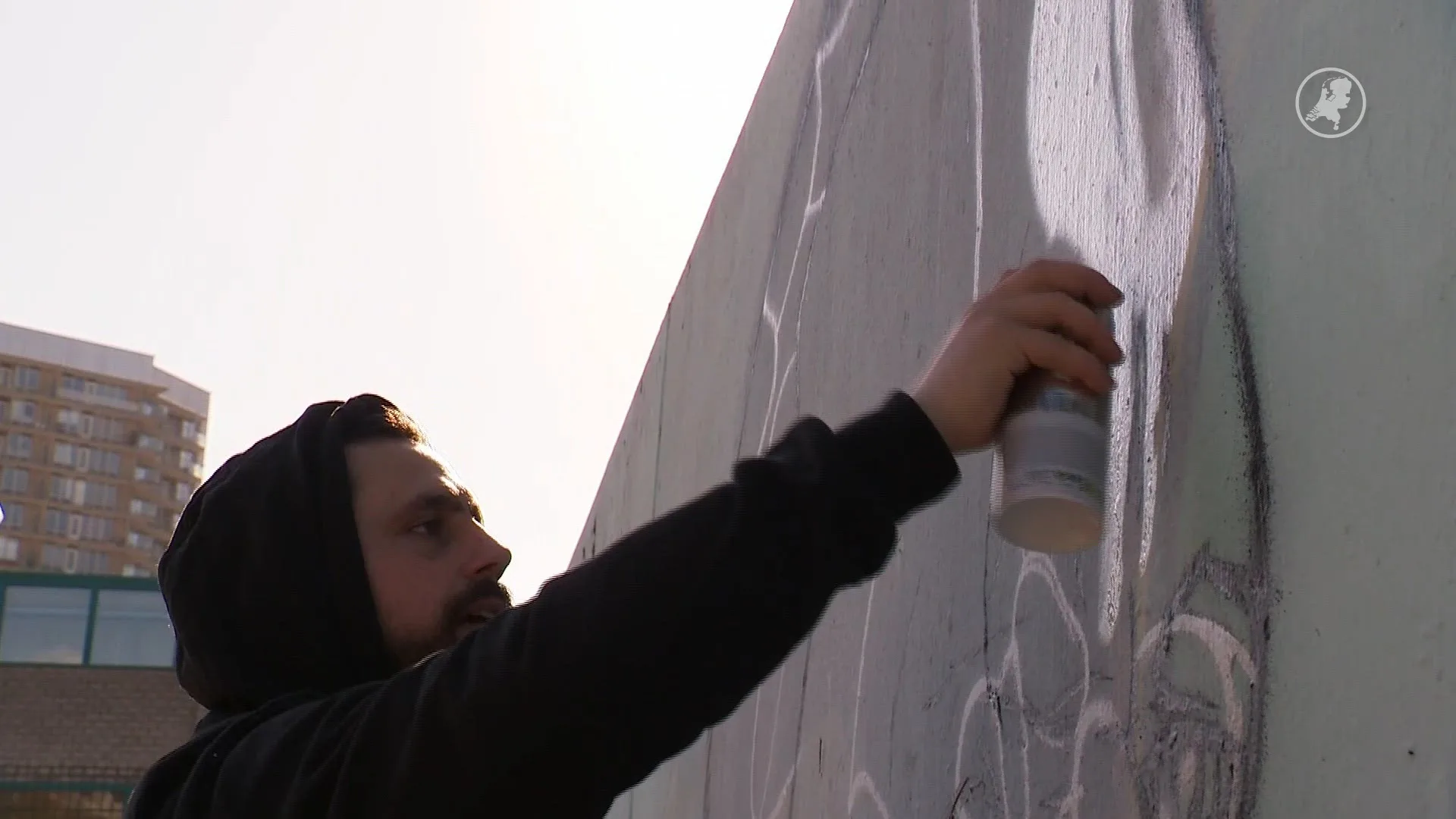 Straatkunstenaars eren overleden Amsterdamse graffitikoning Henxs door hele land