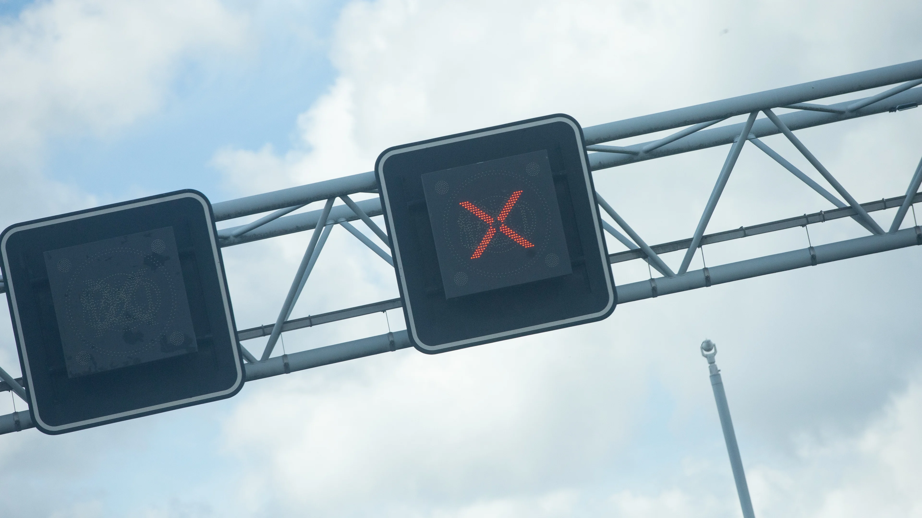 Hulpverleners gehinderd door voertuigen op vluchtstrook na ongeval A4