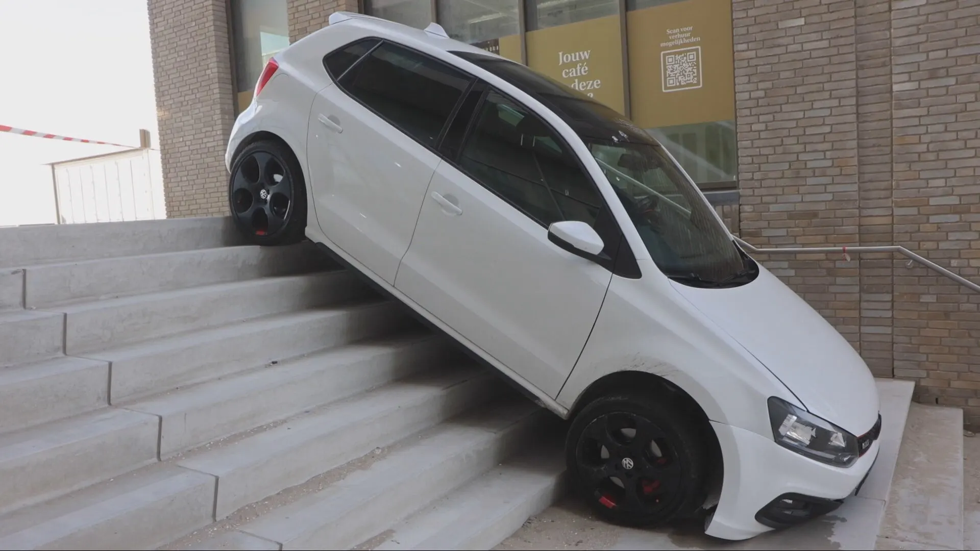 Verkeerde afslag: Automobilist rijdt zichzelf vast op trap in Den Haag