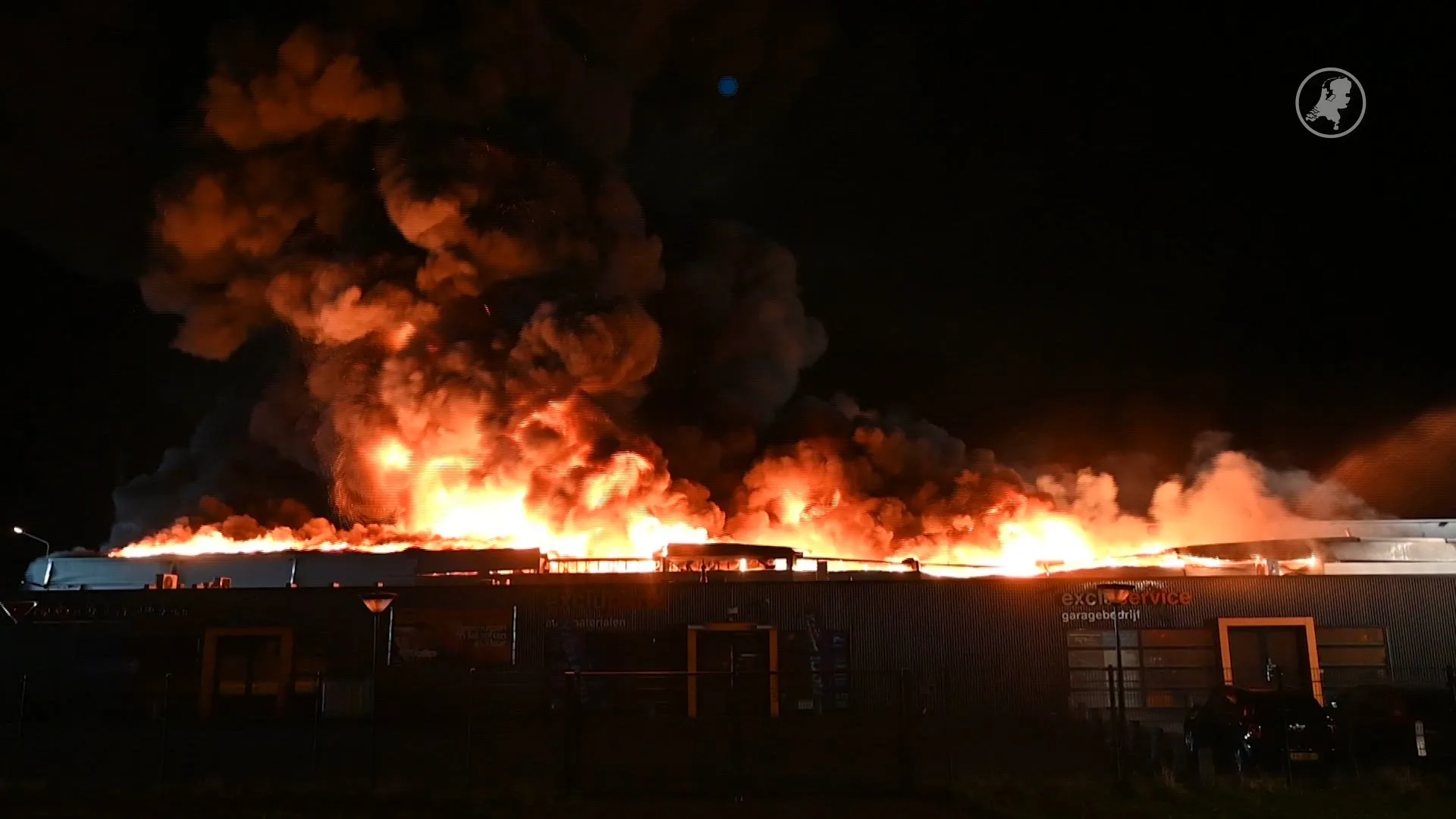 Gigantische brand in Nijmegen: bedrijfspand gaat in vlammen op