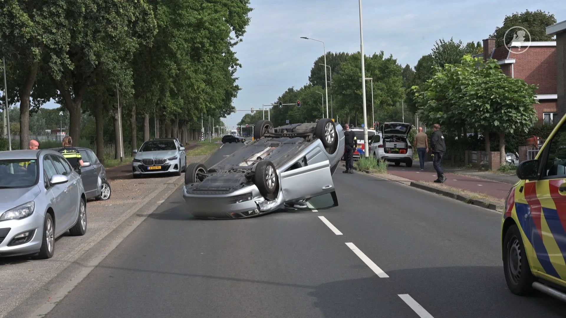 Auto met kind slaat over de kop in Breda, weg afgesloten