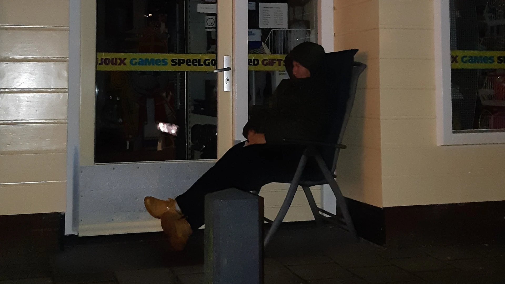 Gelukt! Moeder bemachtigt felbegeerde PlayStation 5 voor zoon na nachtje wachten voor speelgoedwinkel