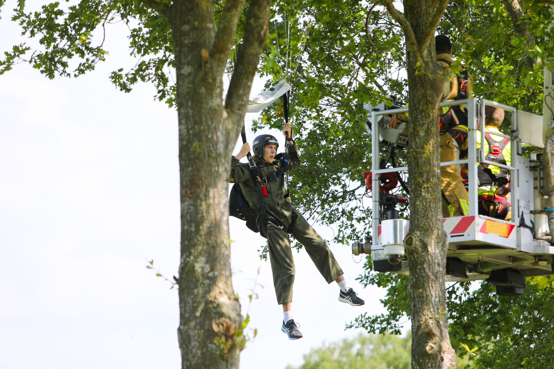 Eerste parachutesprong ooit van 19-jarige Melle eindigt in boom