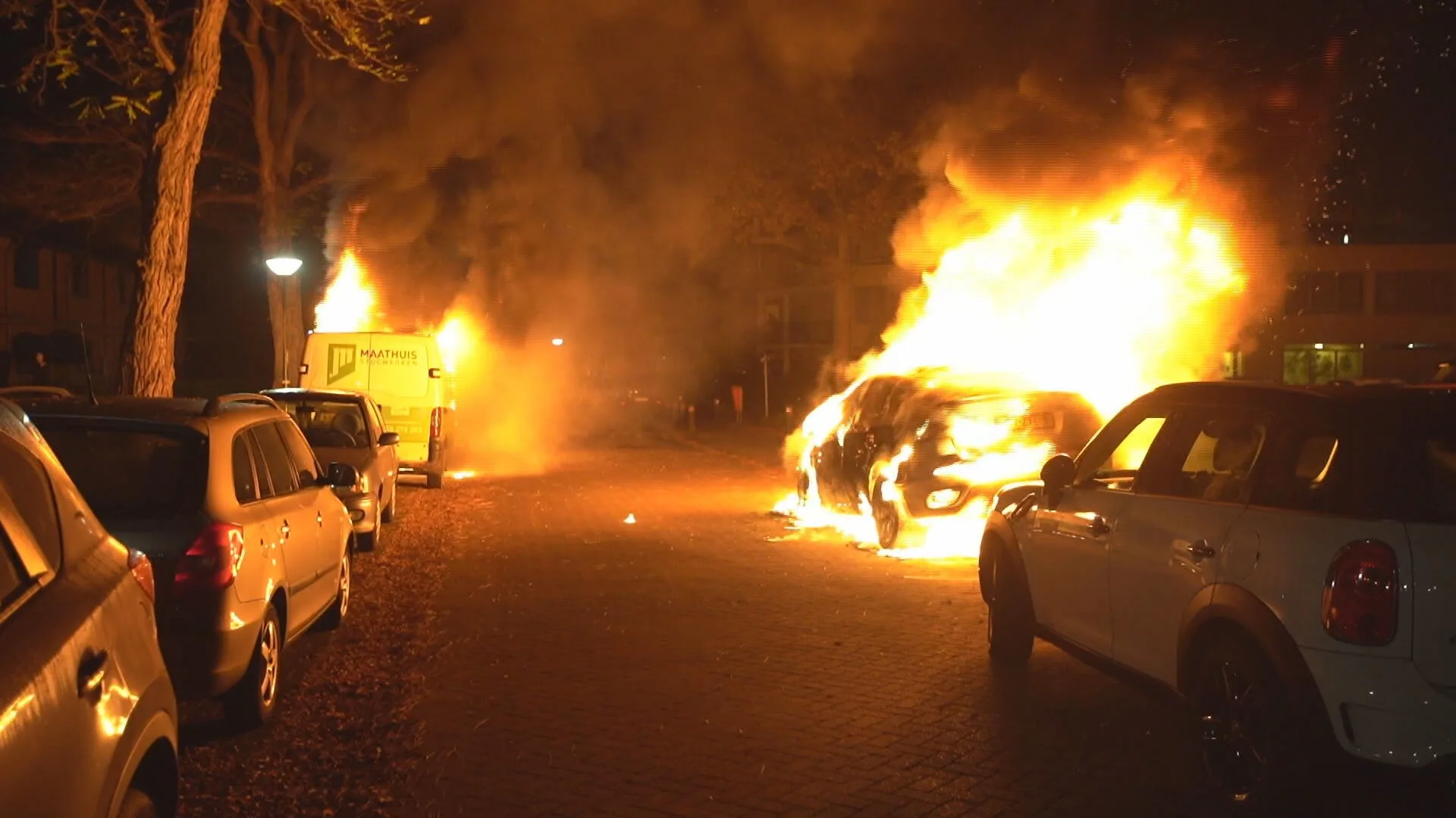 Auto's en bestelbus in Geldrop compleet verwoest door brand