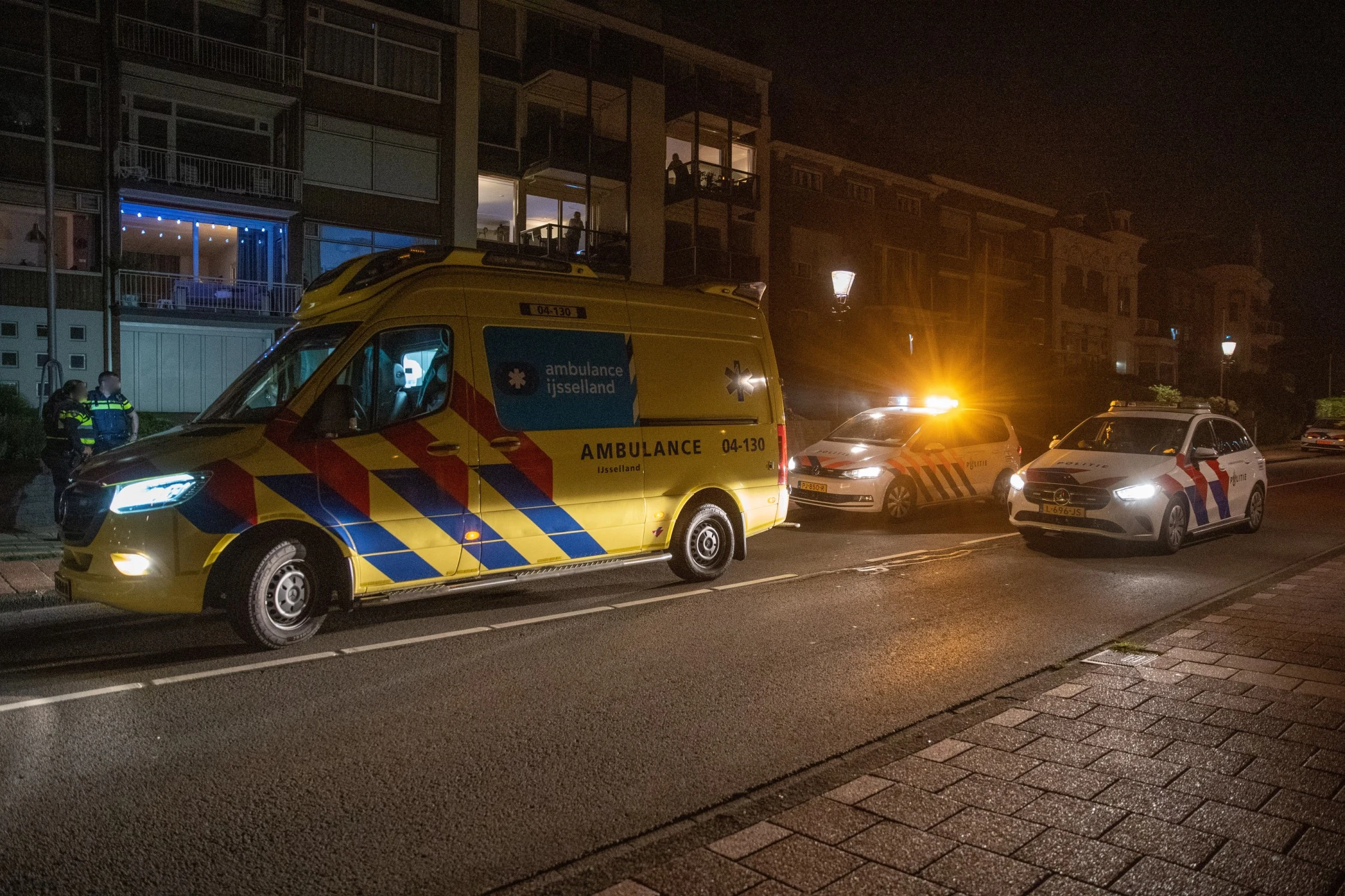 Automobilist rijdt door na aanrijding met voetganger in Deventer